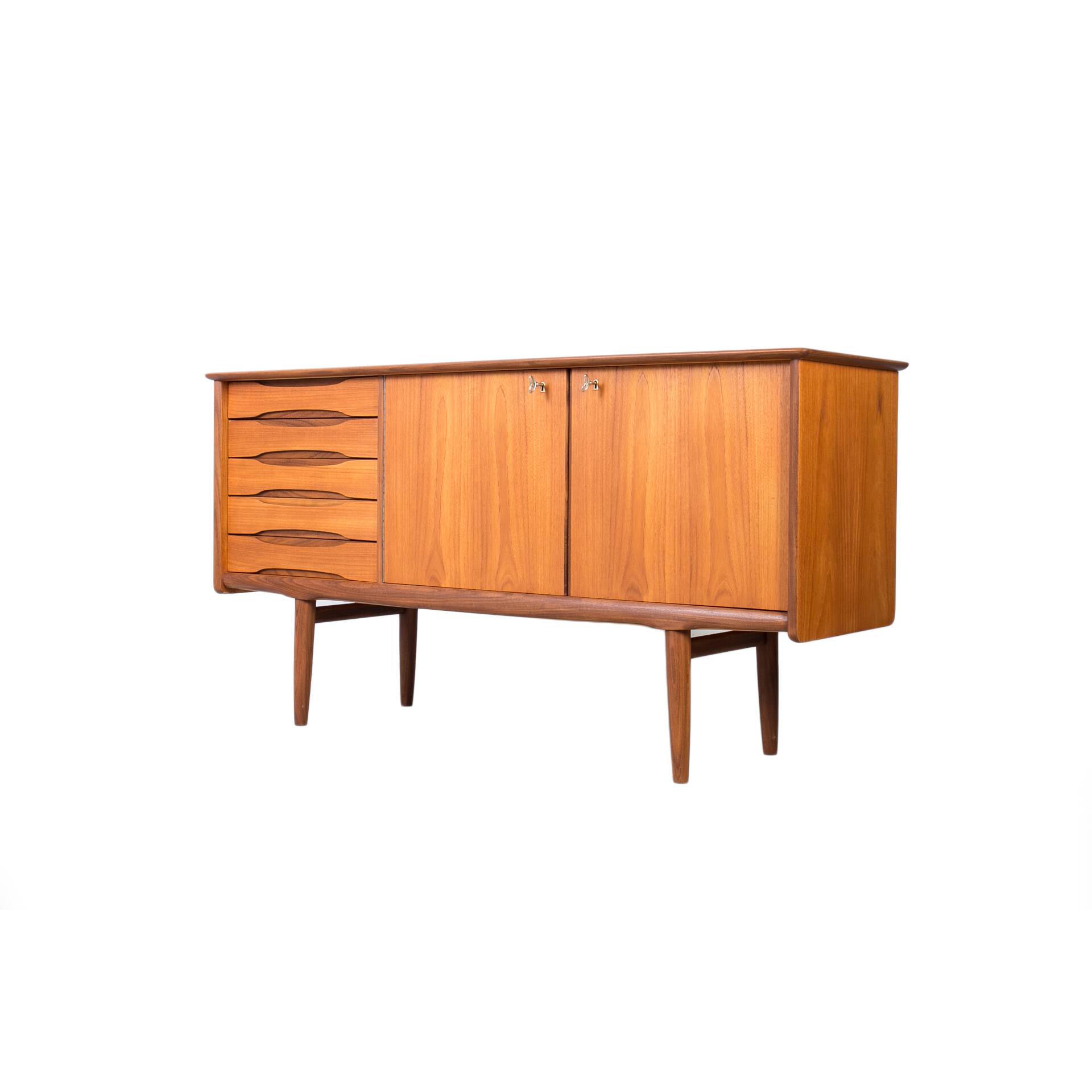 Buffet en teck du milieu du siècle par Brødrene Sørheim, Norvège, années 1960