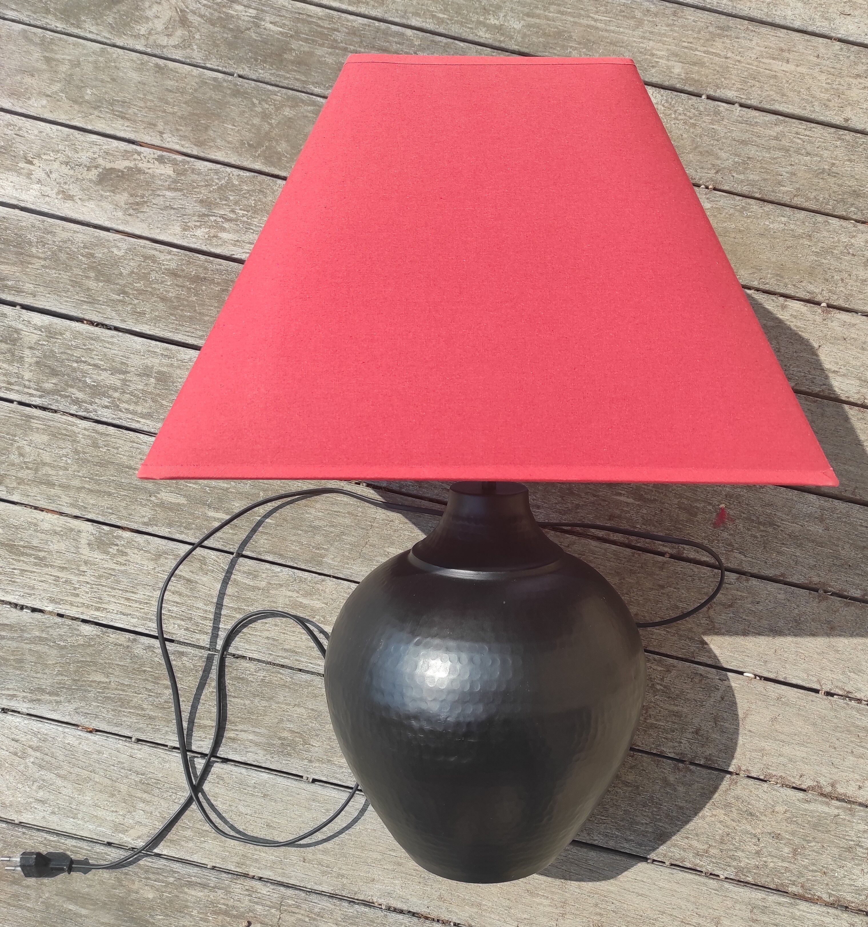 Black hammered metal lamp Aubry Gaspard with red lampshade