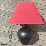 Black hammered metal lamp Aubry Gaspard with red lampshade