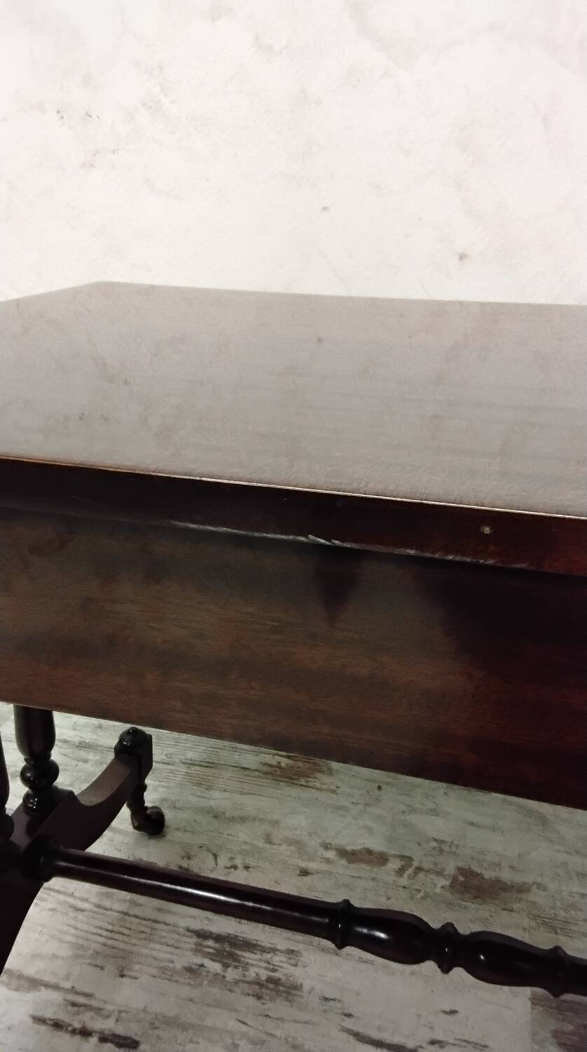 English-style coffee table with flaps