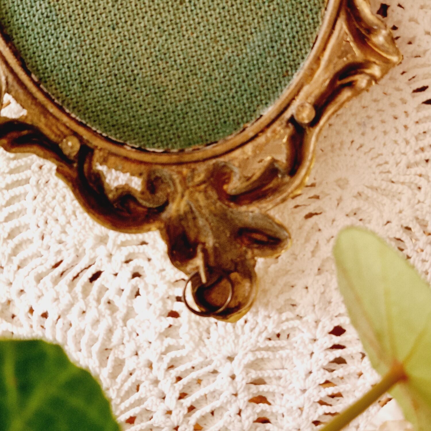 2 frames in gilded metal and curved glass