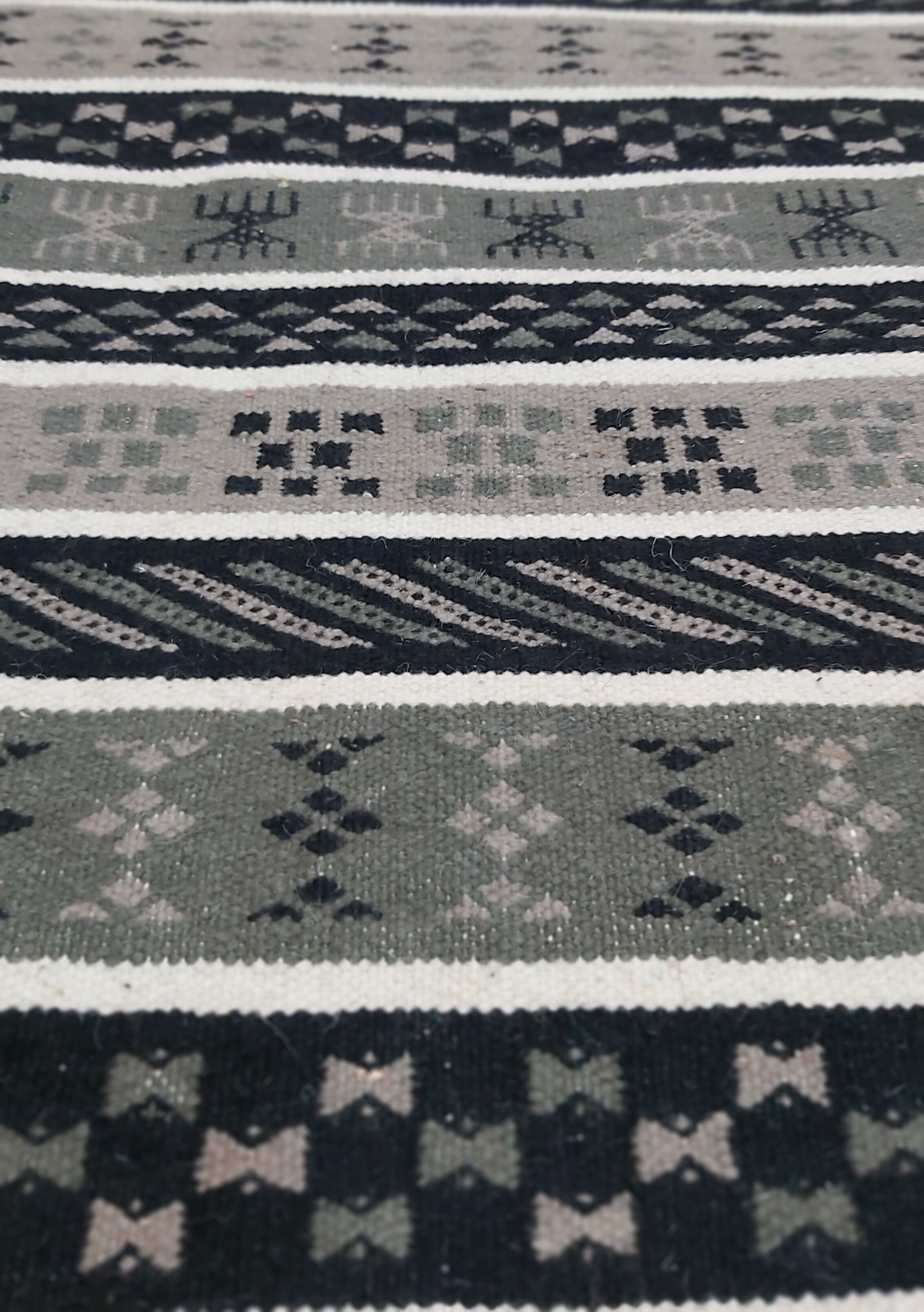 Traditional handmade grey and white black carpet 76x149cm