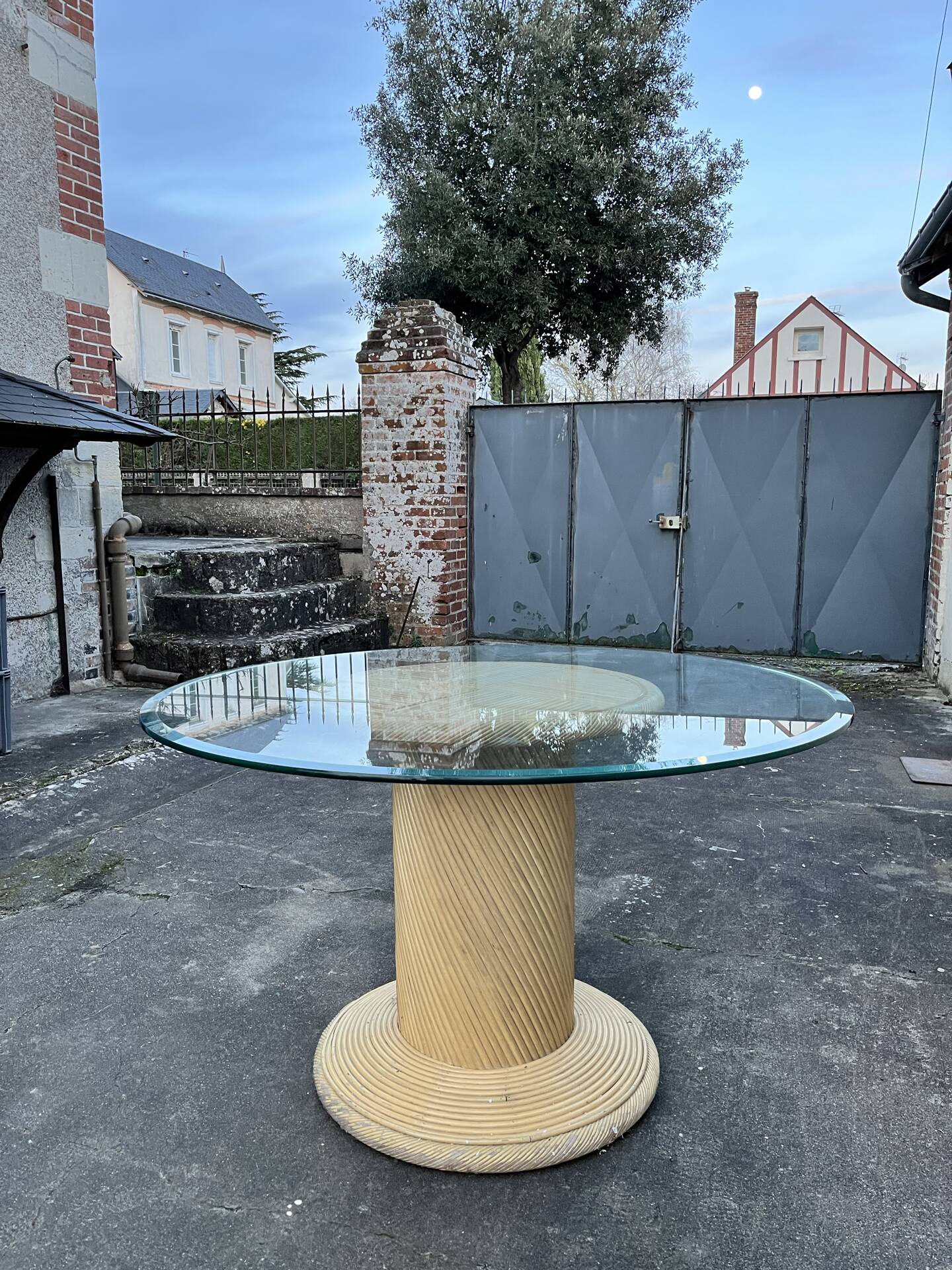 Table en verre et rotin