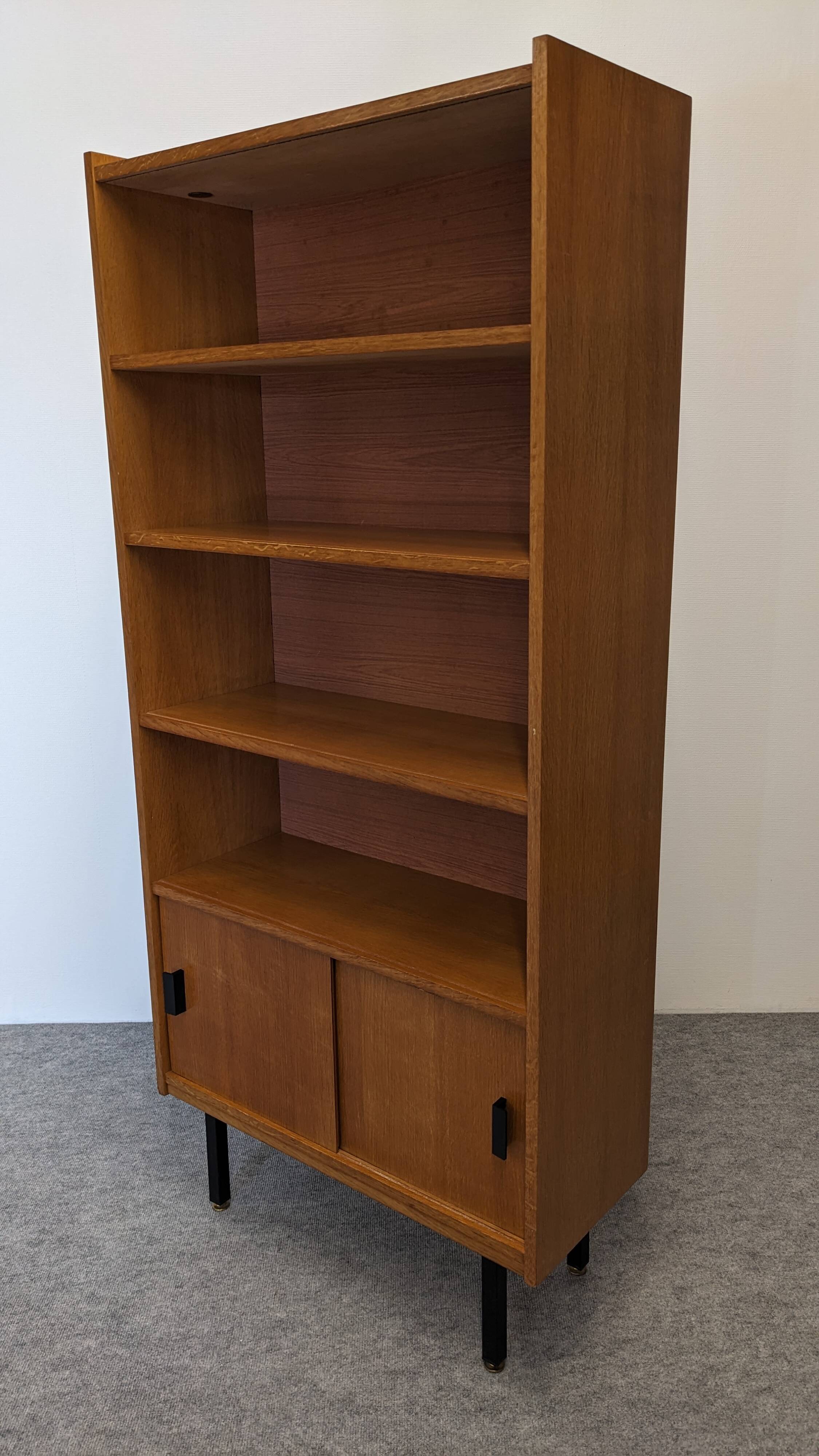 Modernist bookcase in blond oak, 1950s-1960s