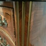 Commode sauteuse Louis XV a façade galbée XVIII siècle