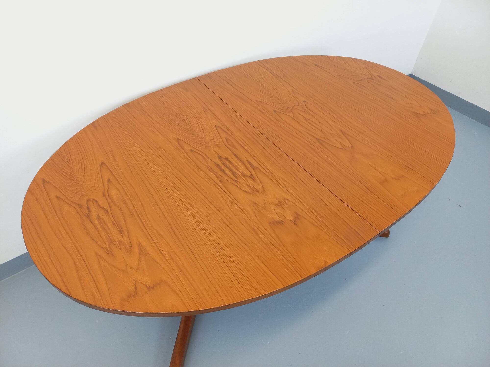 Vintage oval dining table Baumann from the 60s and 70s in teak with extension.