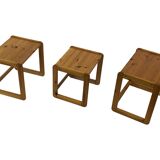 Ensemble vintage de trois tables d'appoint en pin, tables gigognes, années 1970