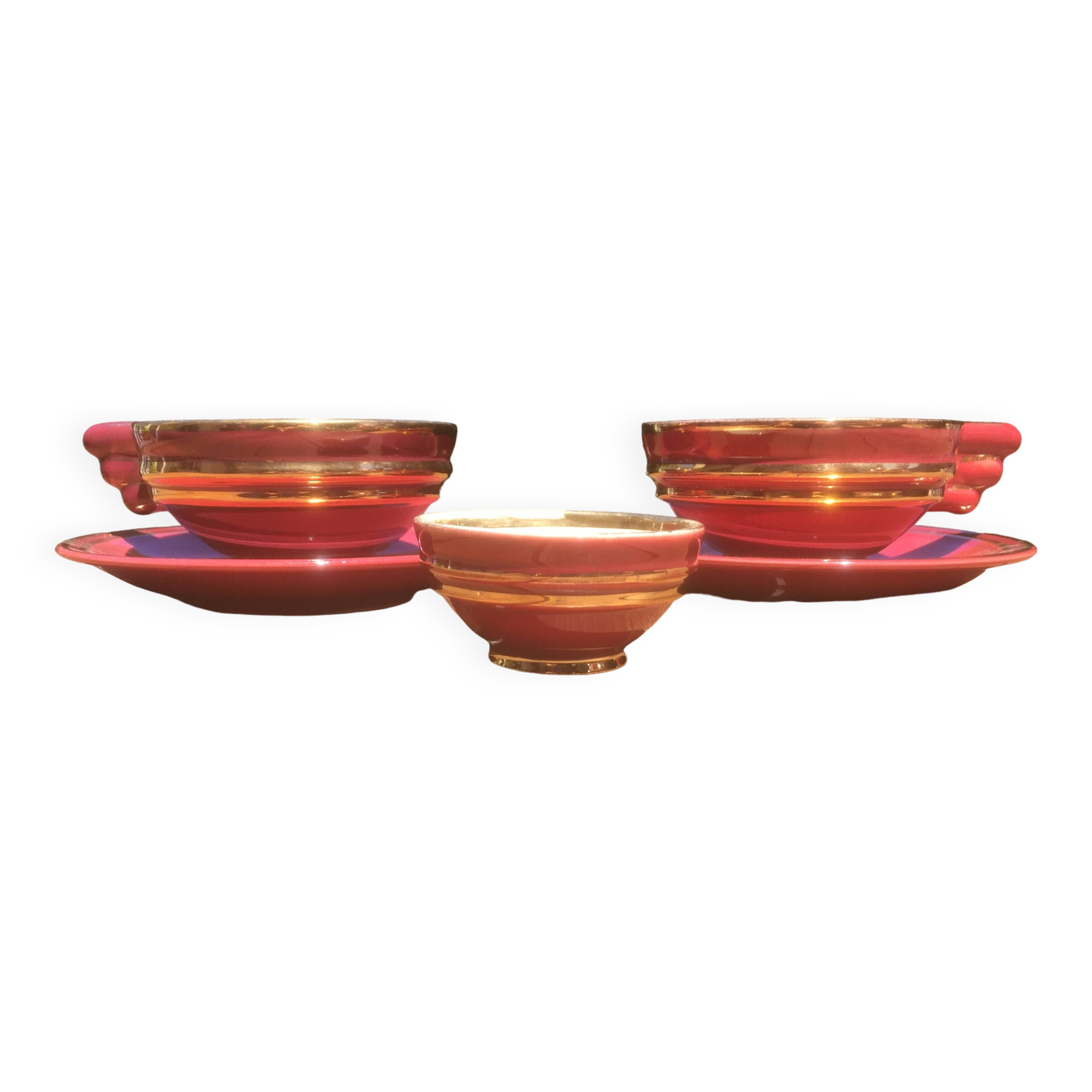 2 lunches - tea cups + sugar bowl - burgundy earthenware with gold trim - vintage 50/60