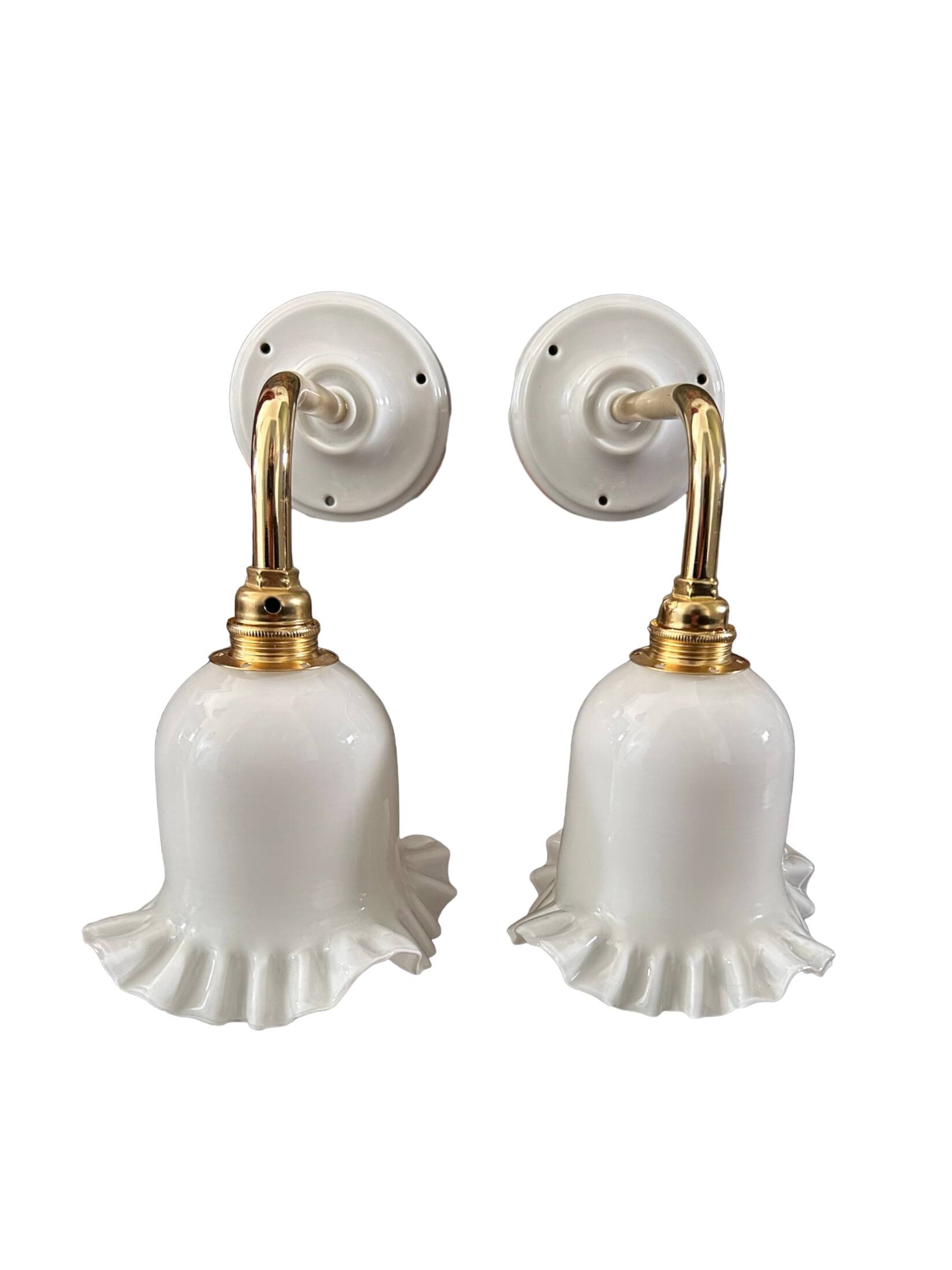 Paire d’appliques murales en opaline blanche