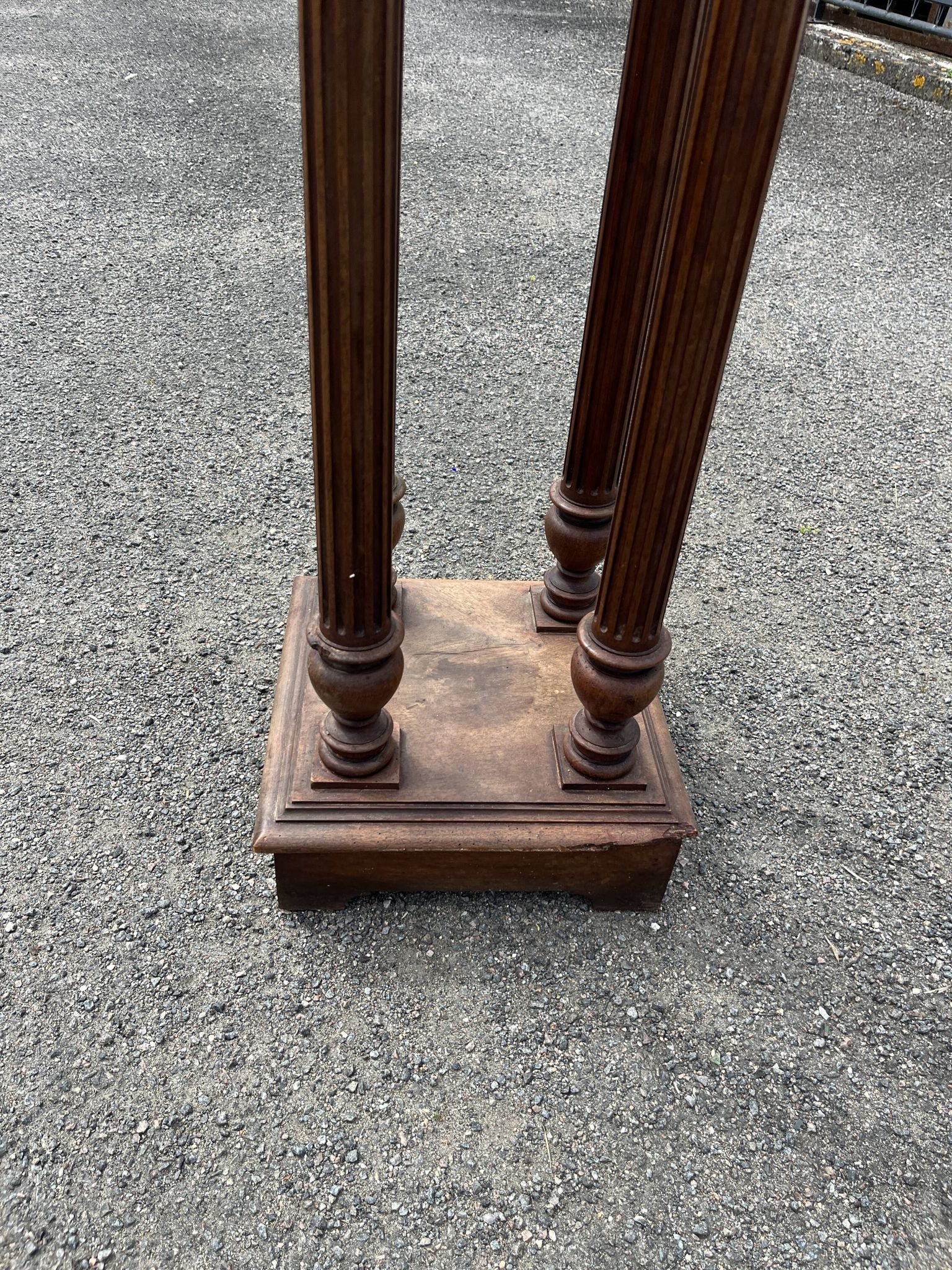 Sellette ancienne à quatre colonnes — style néo-classique XIXe