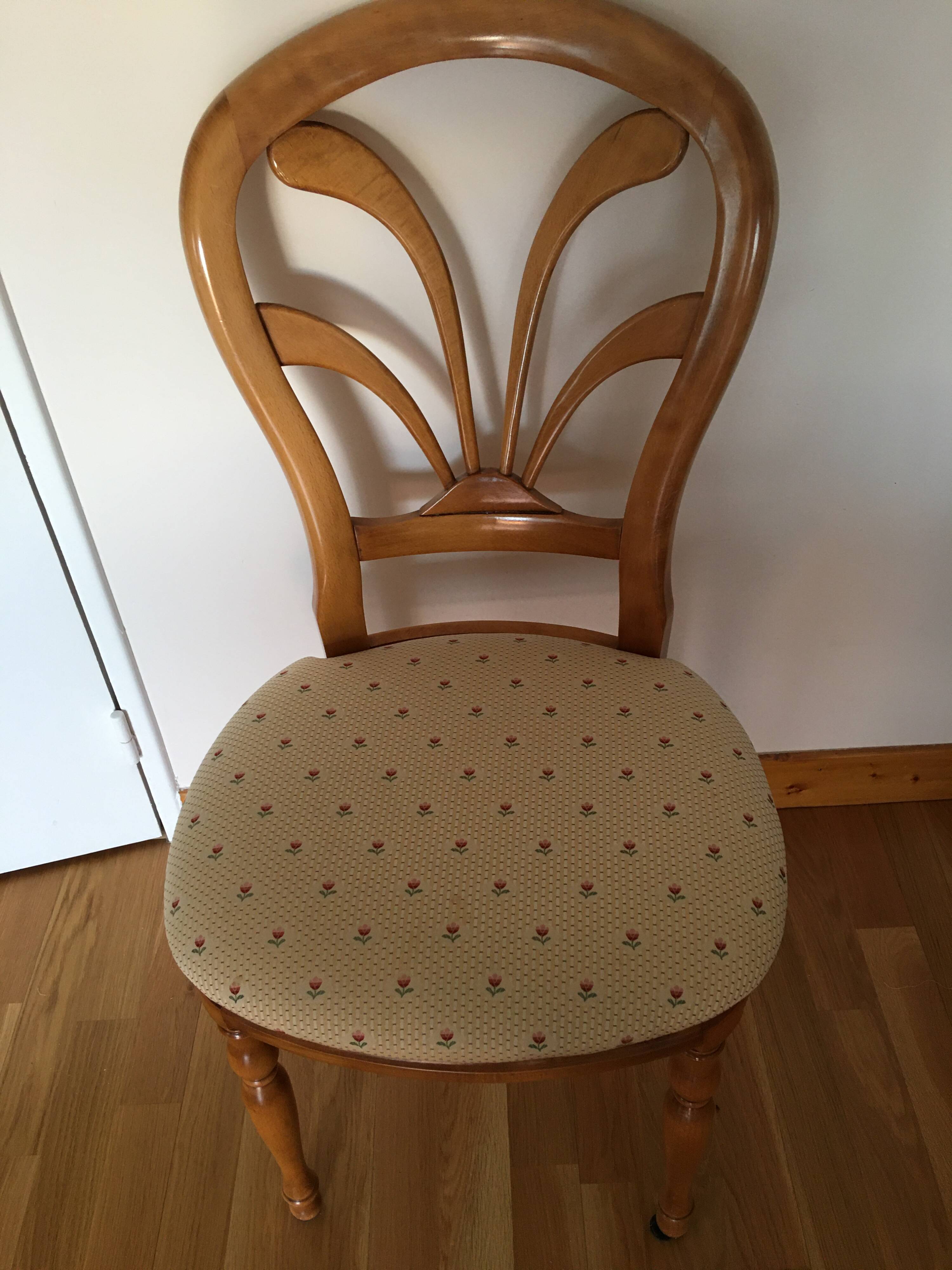 LOT of a table and 6 chairs
