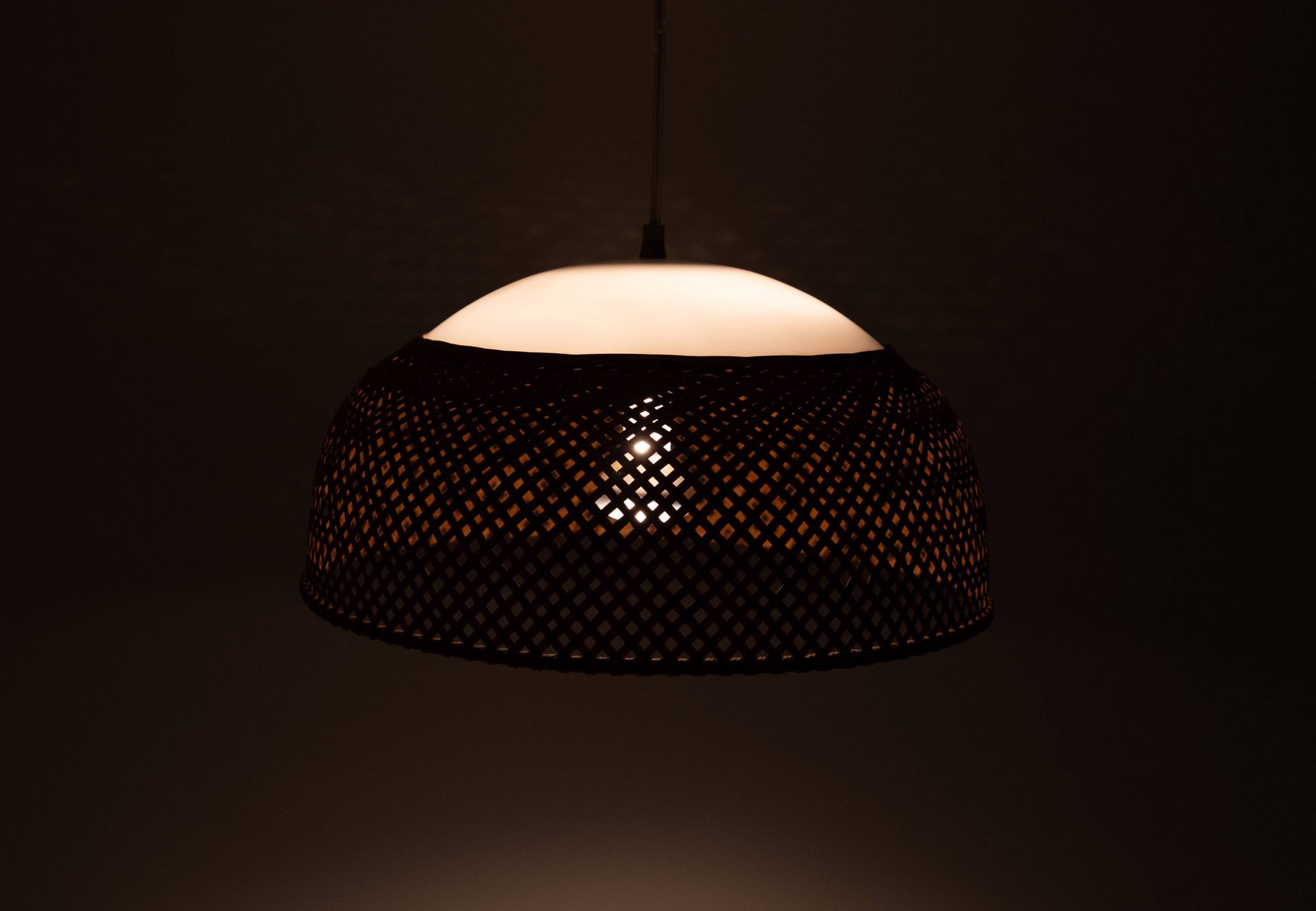 Lampe suspendue en osier du Japon des années 1970