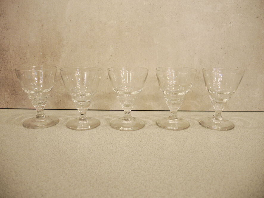4 Transparent wine glasses