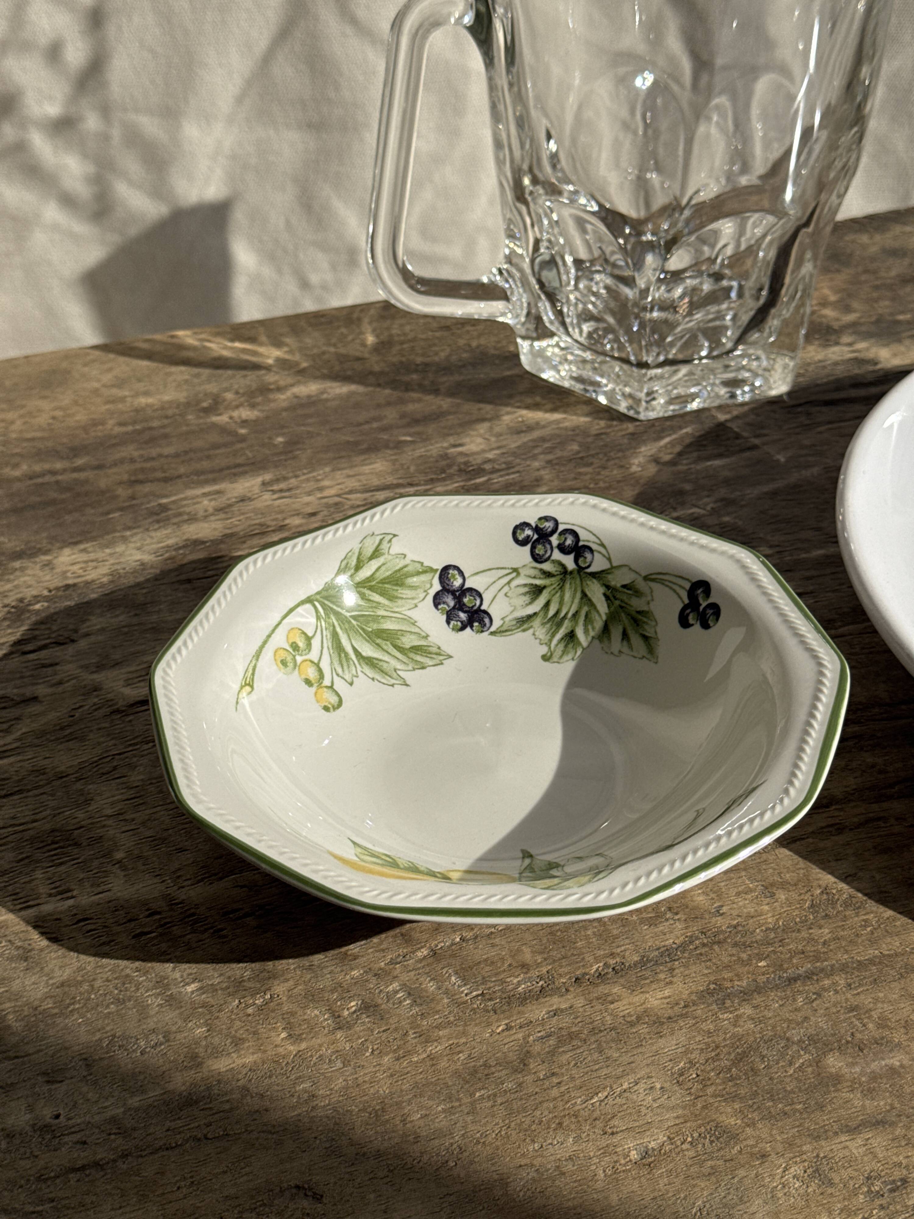 Set of 11 fruit-patterned bowls The Chartwell Collection England D17