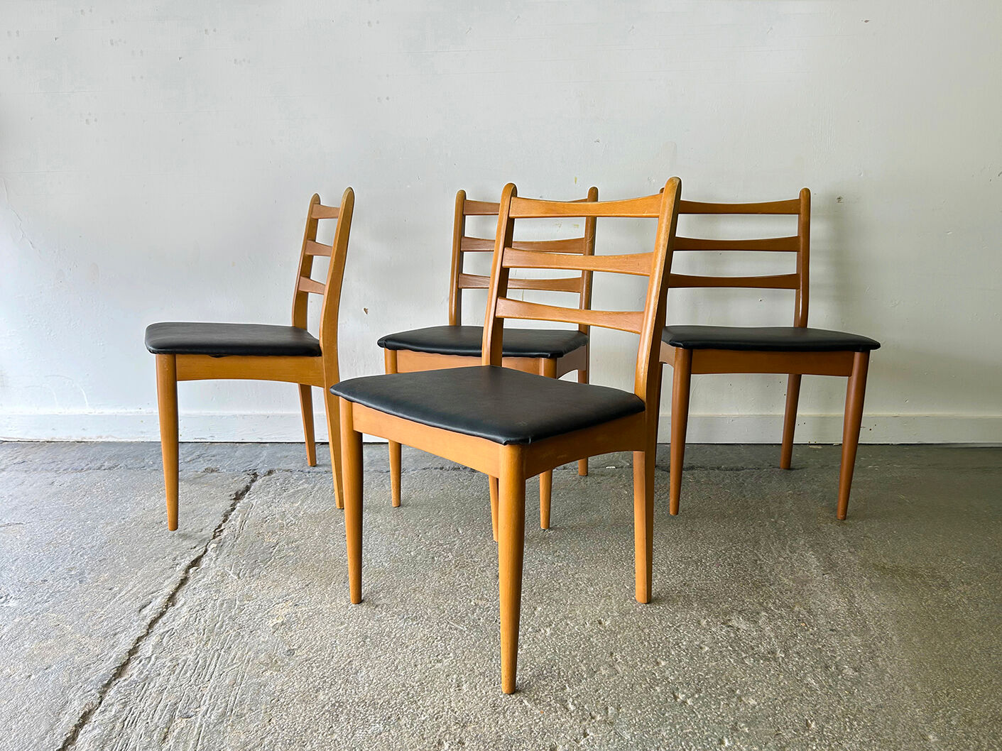 Ensemble de 4 chaises de salle à manger de style mid-century par Schreiber Furniture