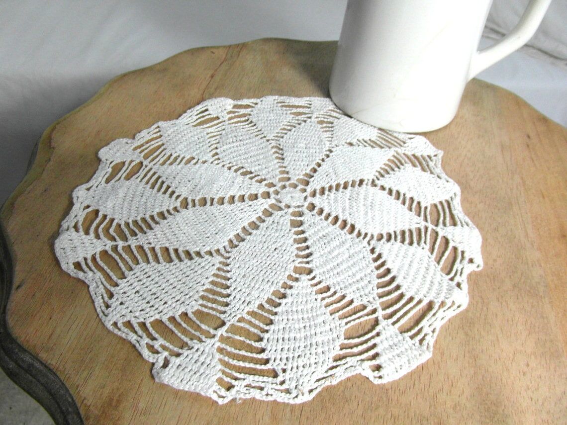 Round placemat in French crocheted lace in white cotton