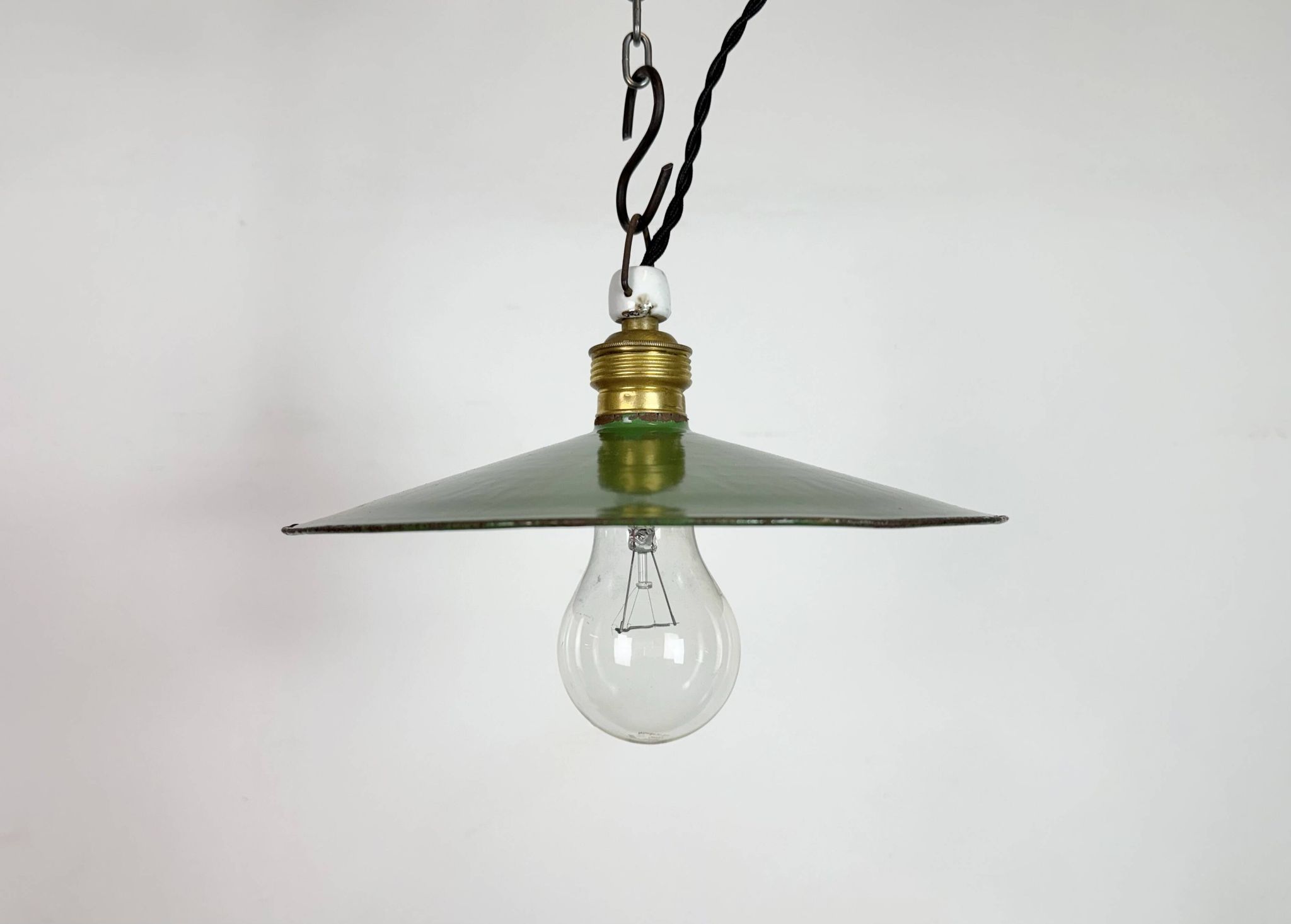 Lampe industrielle en émail vert, années 1930