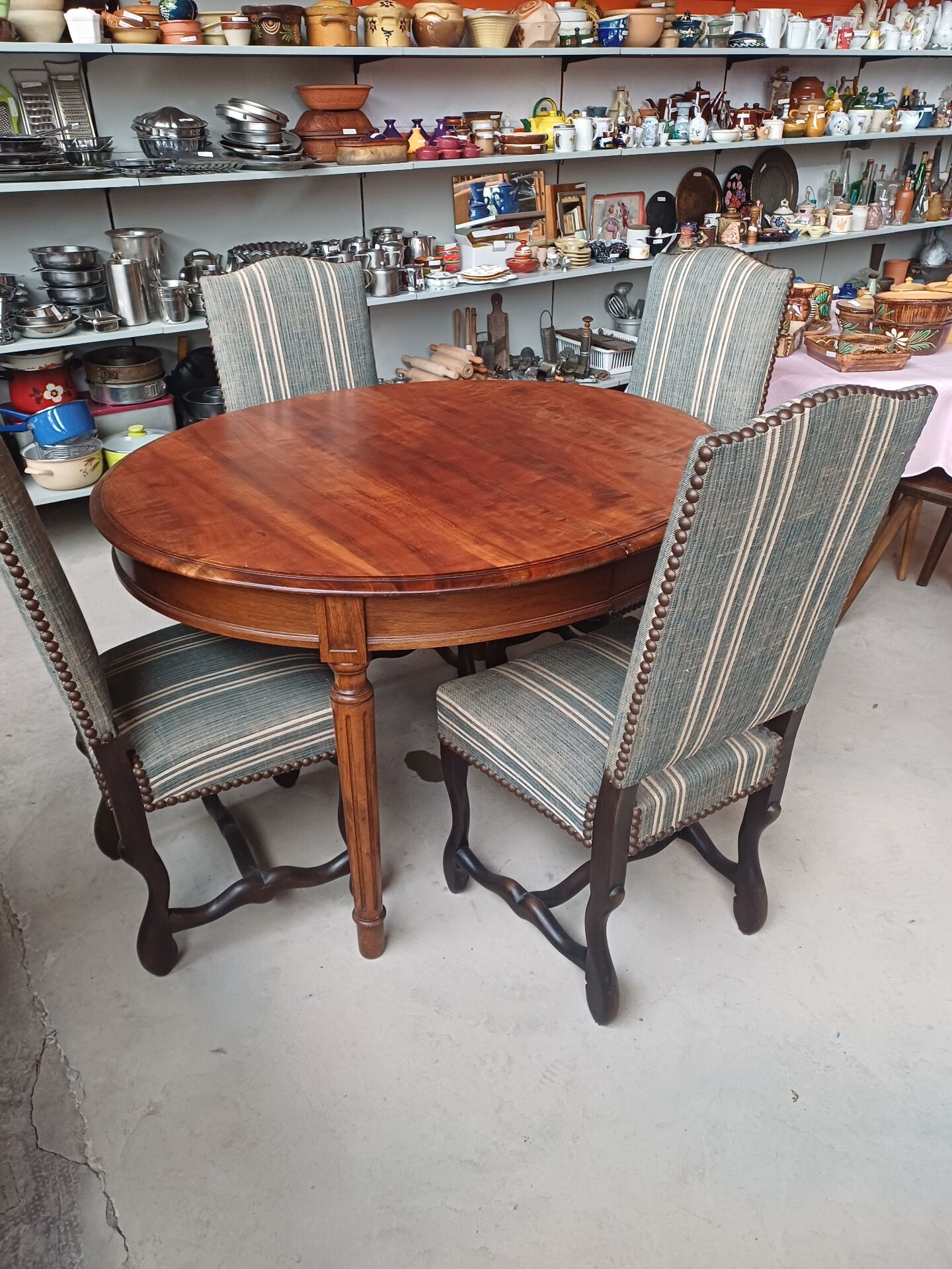 Table ovale + 4 chaises