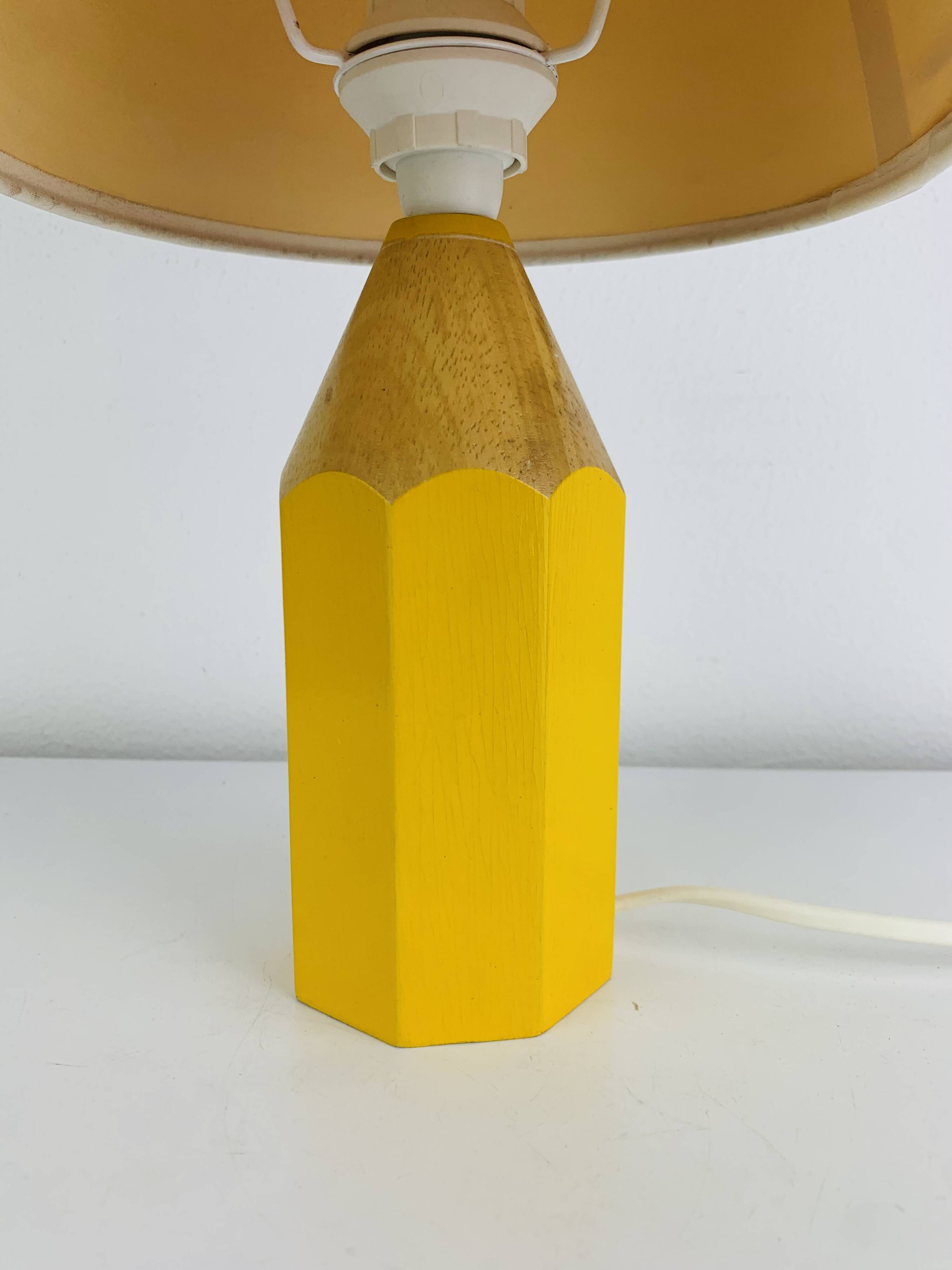 Lampe crayon en bois jaune vintage, style Pierre Sala, pour enfants