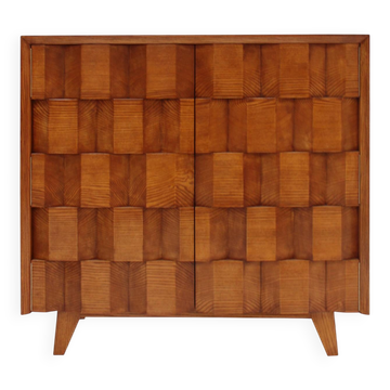 Buffet en chêne facetté de style moderne mi-siècle avec étagère en verre, adapté comme bar.
