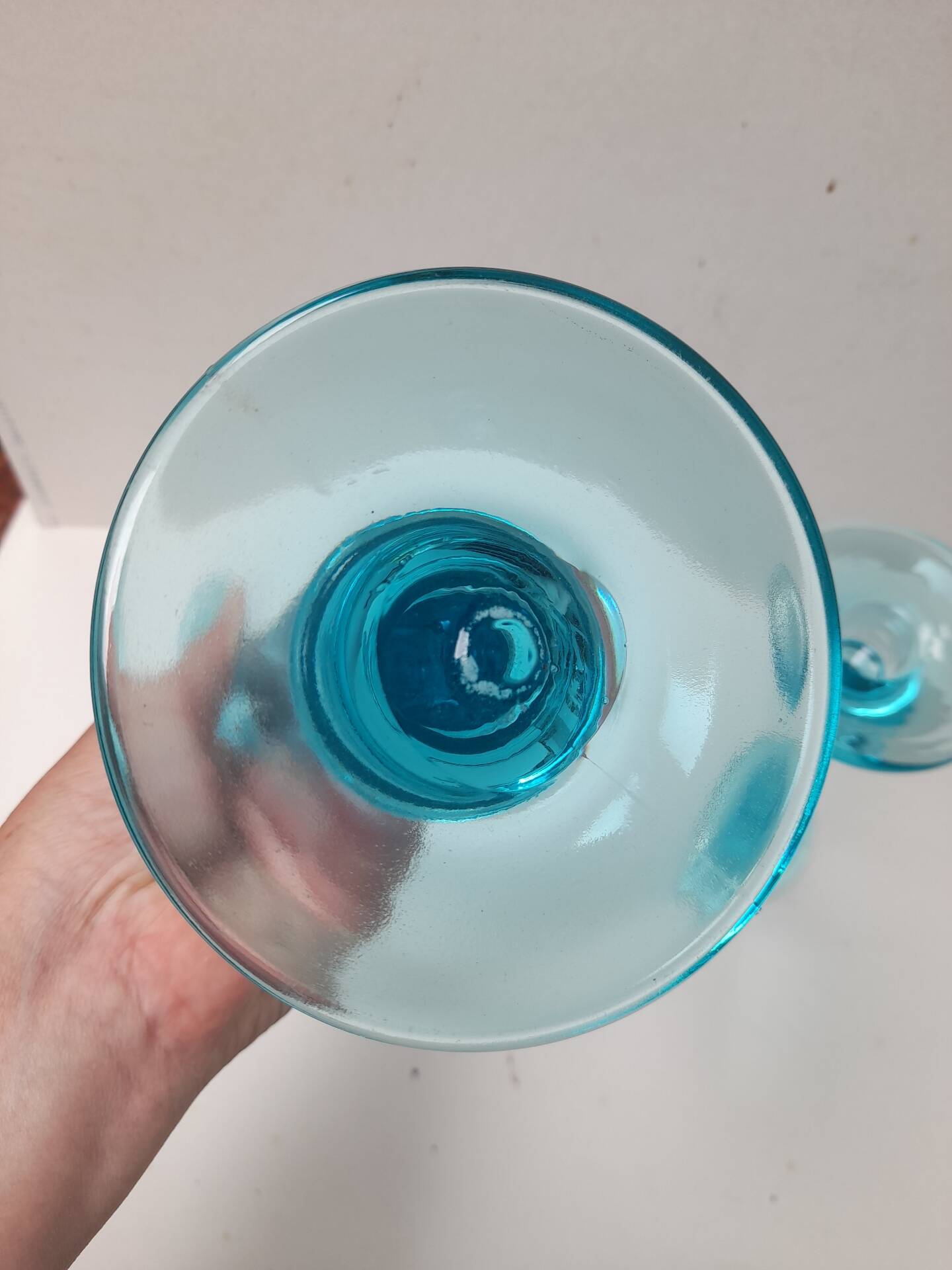 Paire de bougeoirs en verre bleu turquoise