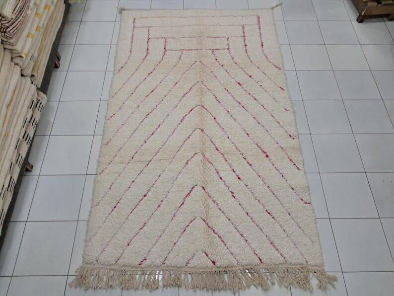 Tapis berbère marocain d’atlas avec magnifique dessin taille 150/250 cm