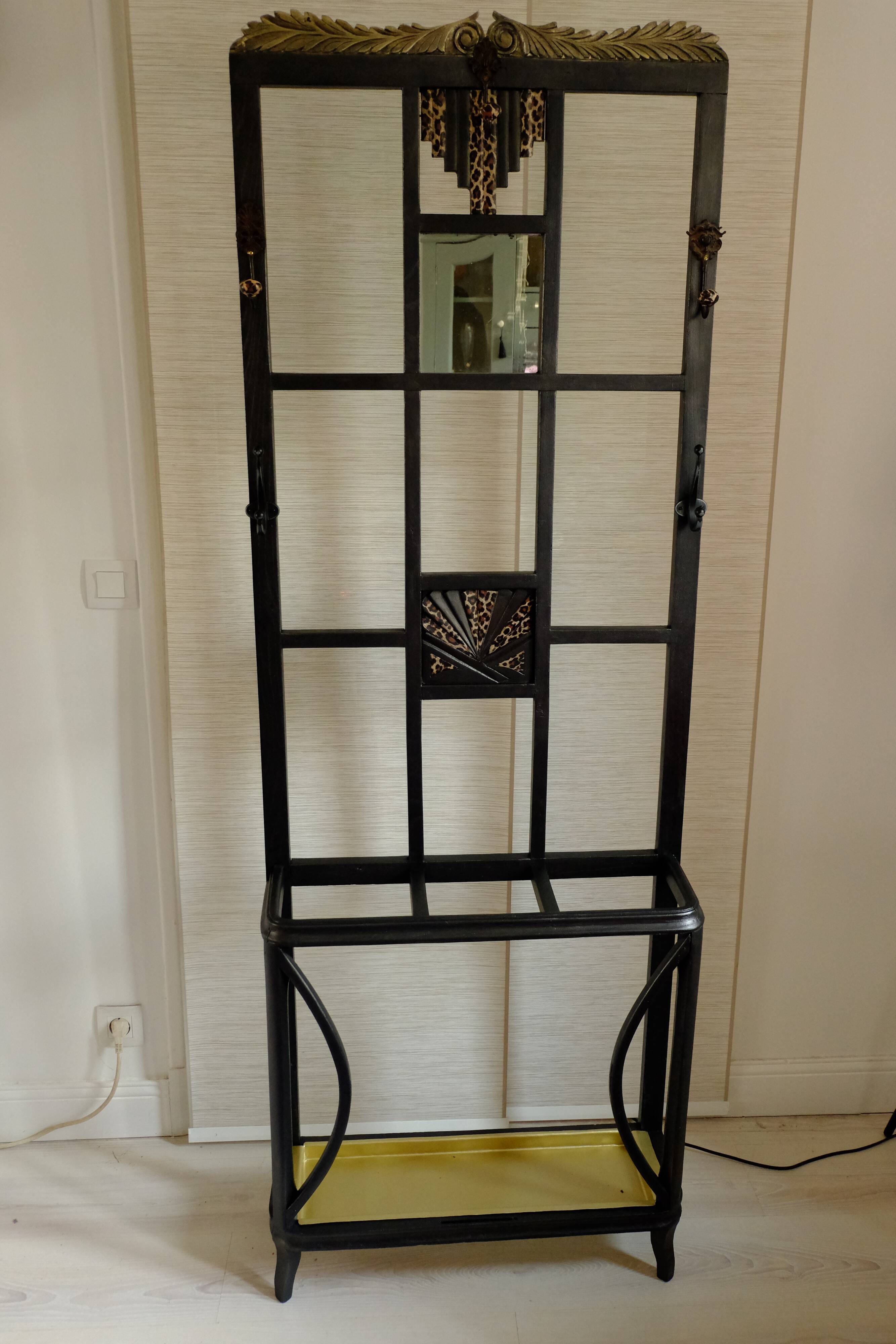 Art-deco coat rack wardrobe