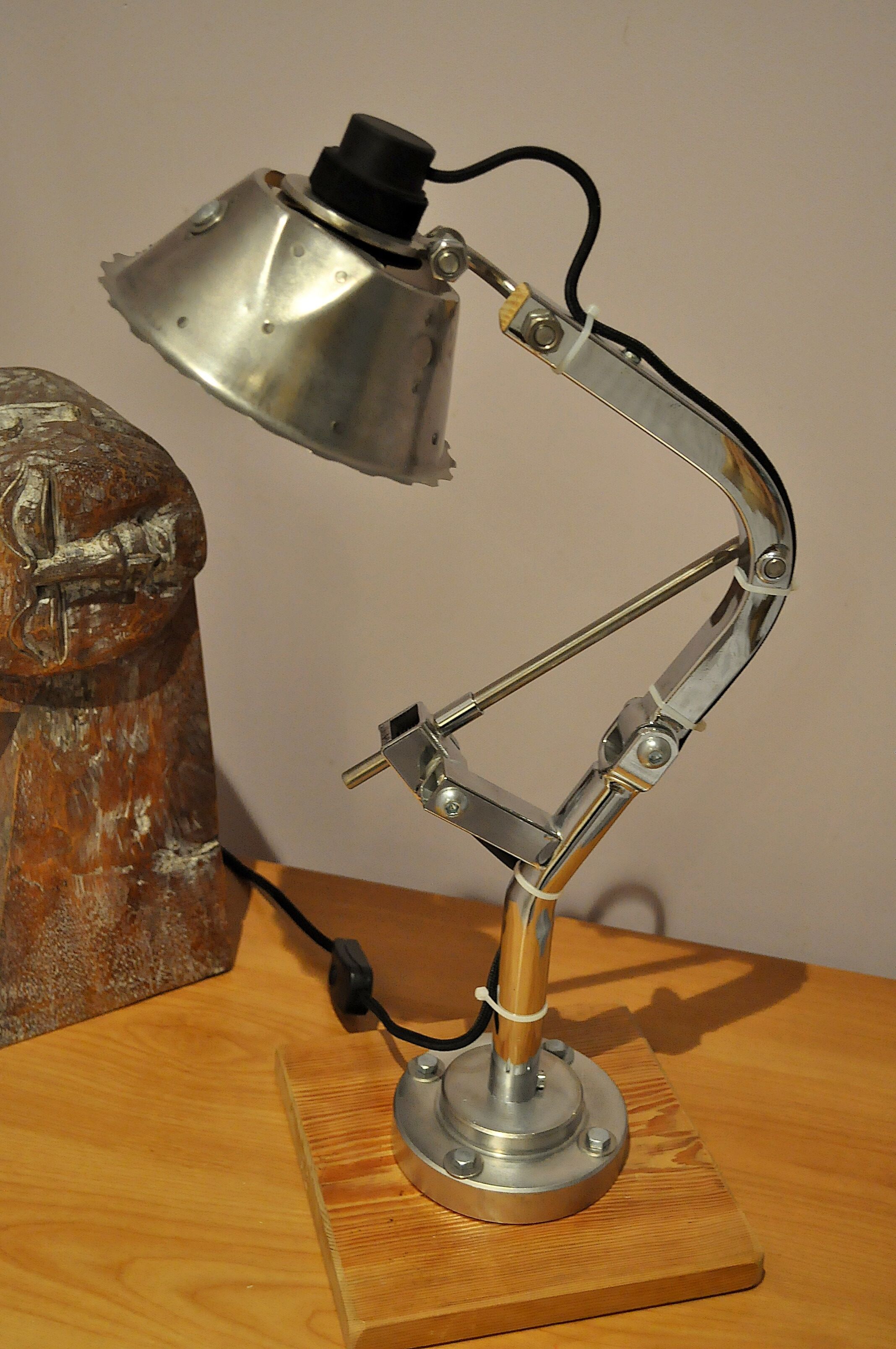 Lampe articulée et pivotante industrielle