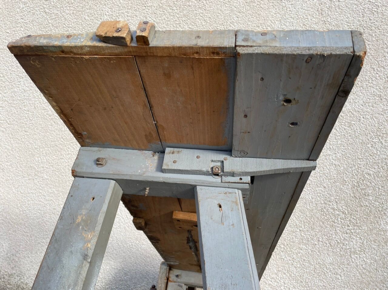 Luthier 19's grey workbench