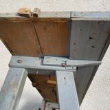 Luthier 19's grey workbench
