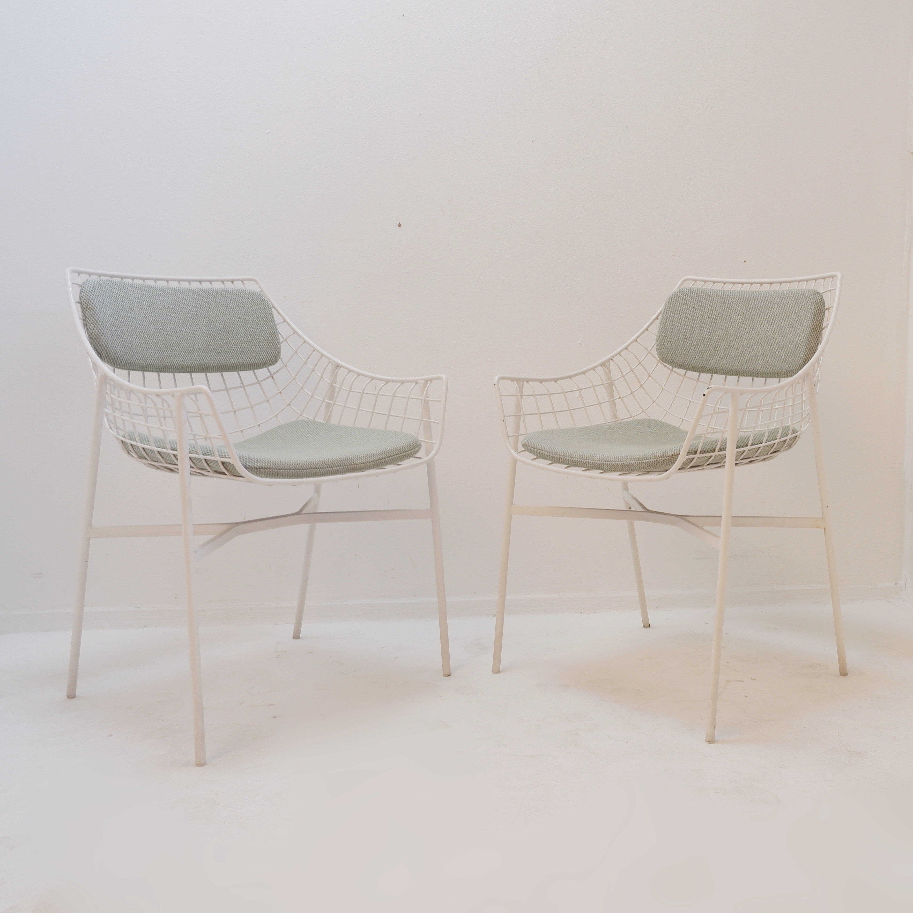 Ensemble de 8 fauteuils modernes en acier laqué blanc