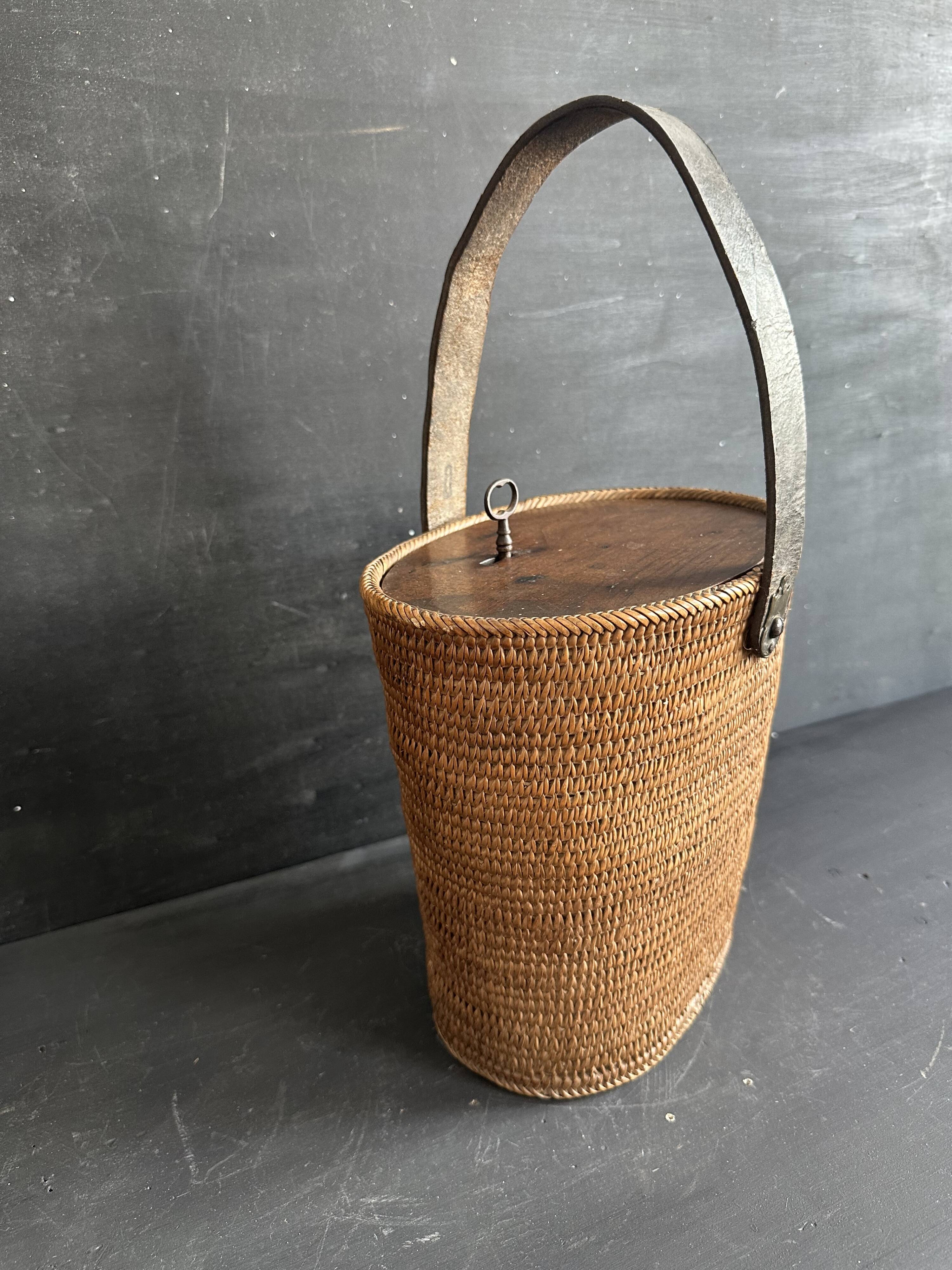 Ancien sac panier en vannerie, bois et cuir, XIXe siècle