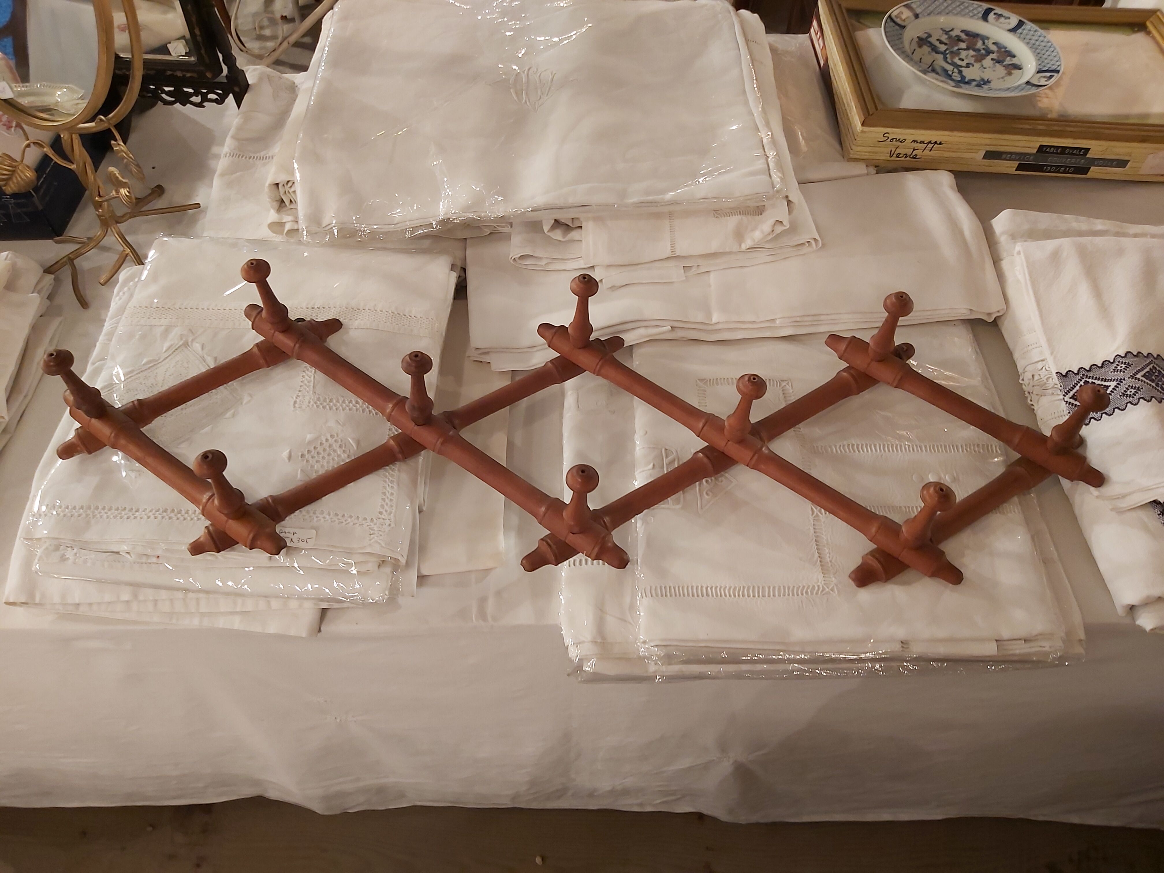 Extendable wall coat rack