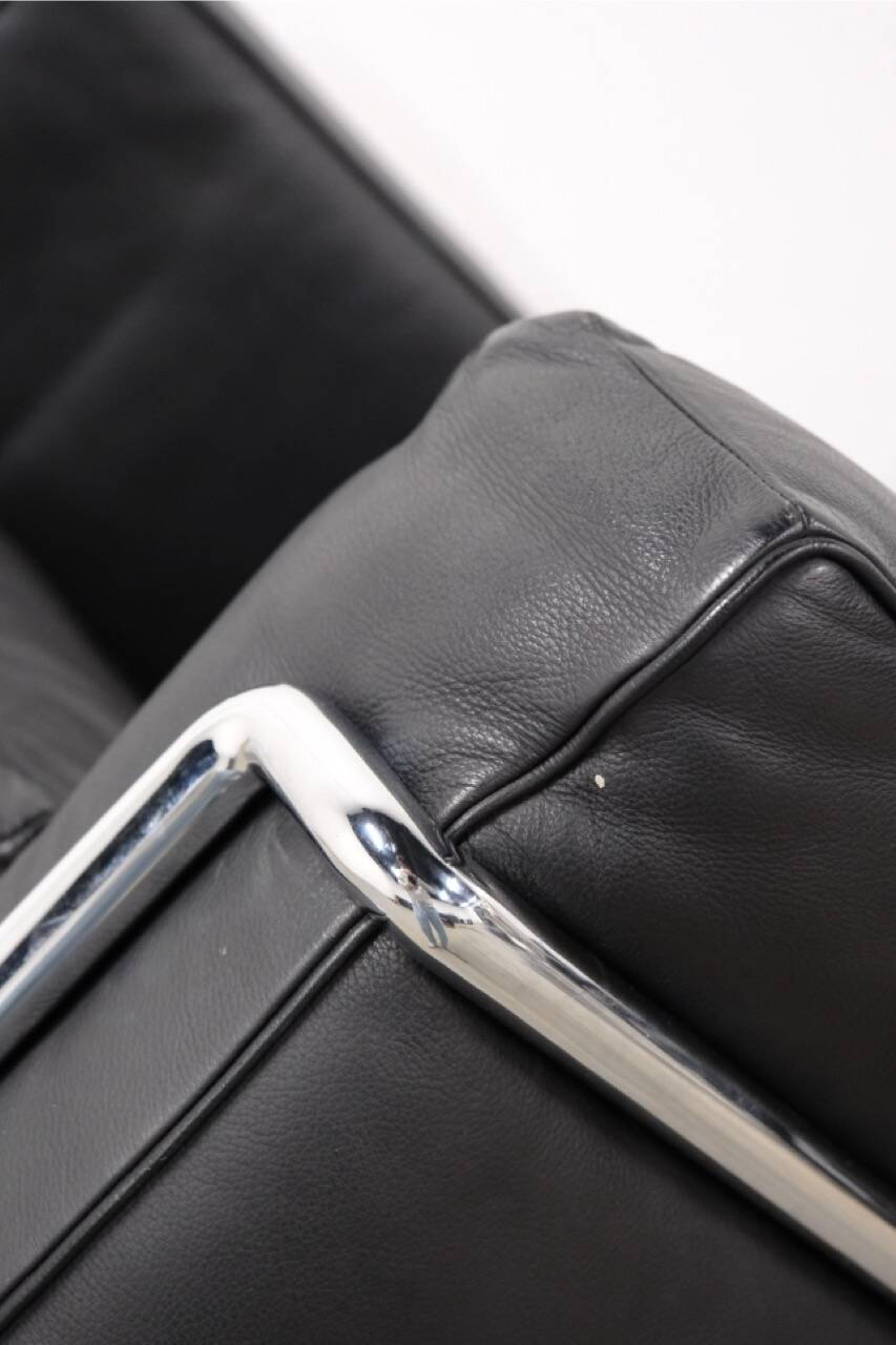 LC2 armchair in black leather – Design Le Corbusier, Pierre Jeanneret & Charlotte Perriand, 60s
