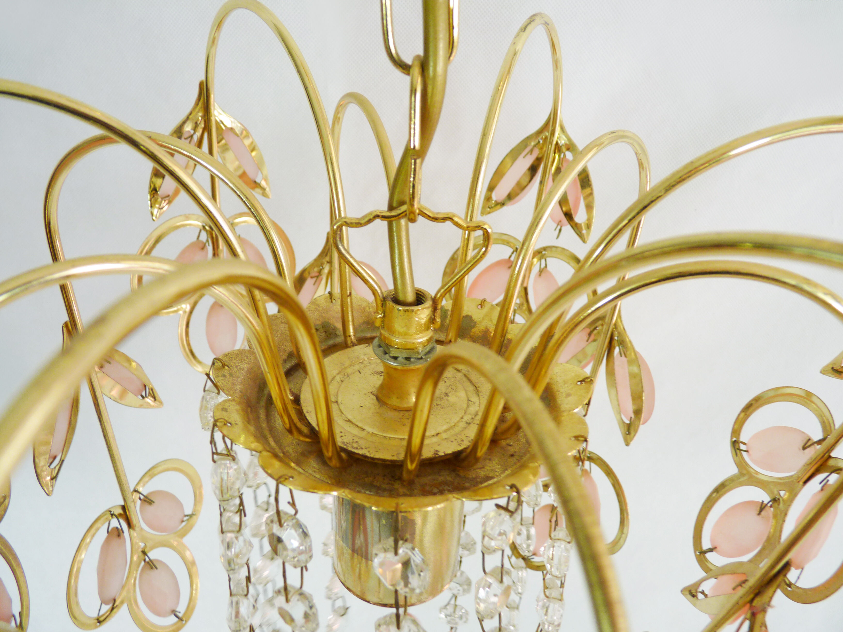 Lustre vintage suspension en métal doré et laiton feuilles en verre rose et pampilles. Année 70 80