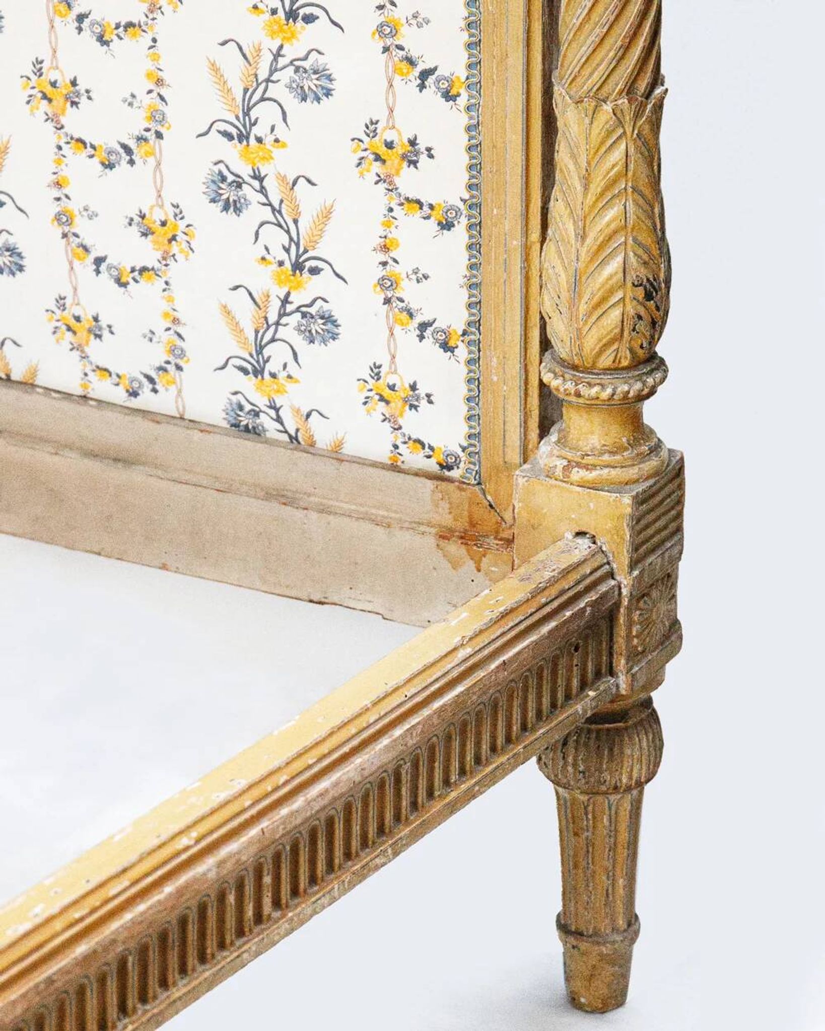 Sculpted and painted day bed frame in the Louis XVI style from the 19th century.