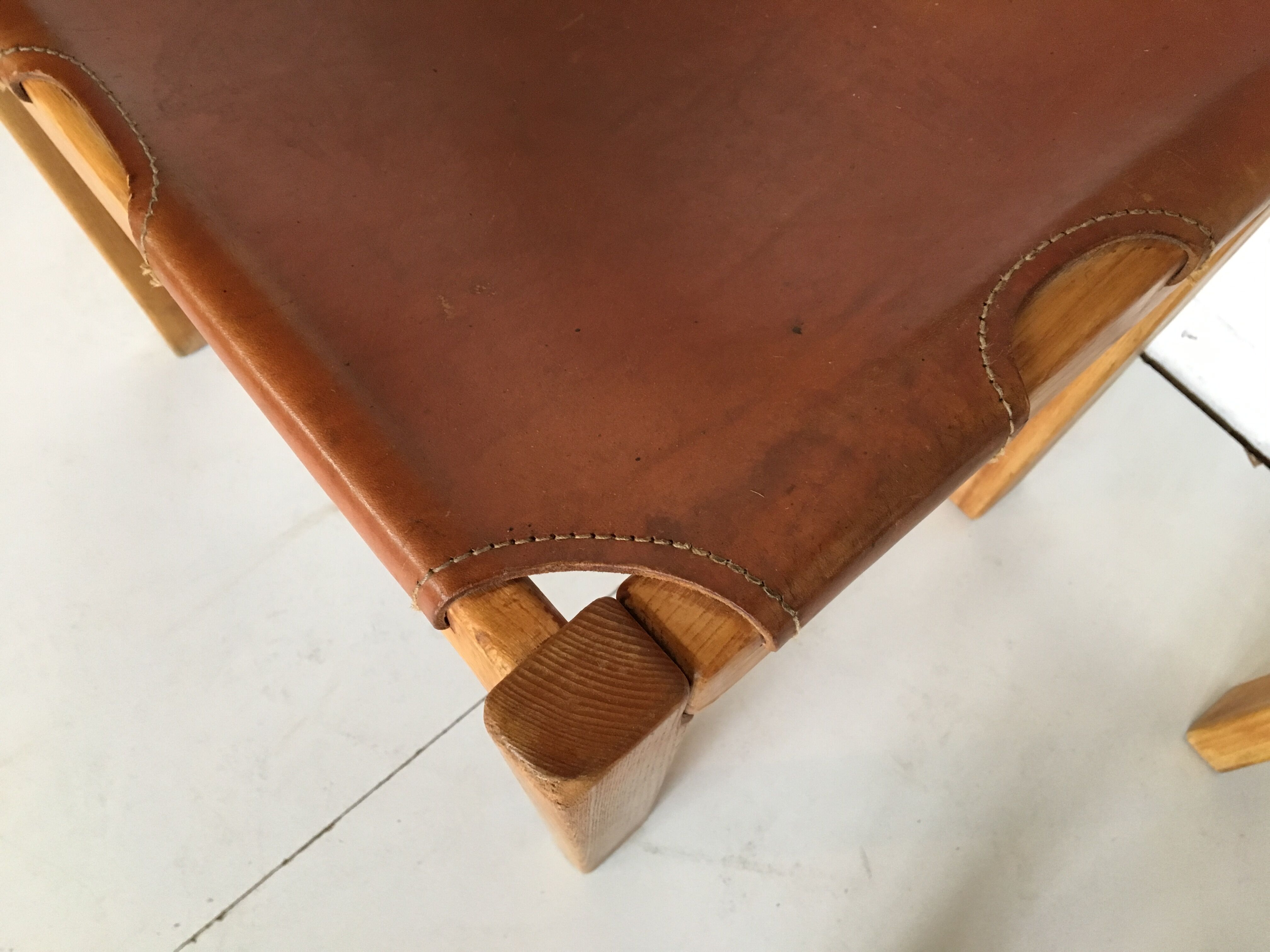 Paire de chaises par la Maison Regain années 60