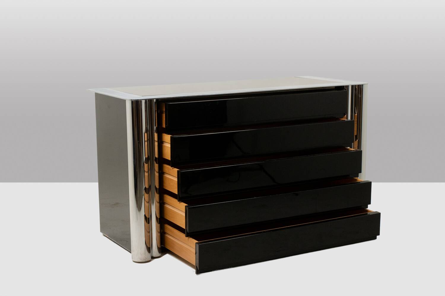 Sergio Mazza, pour Cinova. Commode en bois laqué noir. Vers 1970.