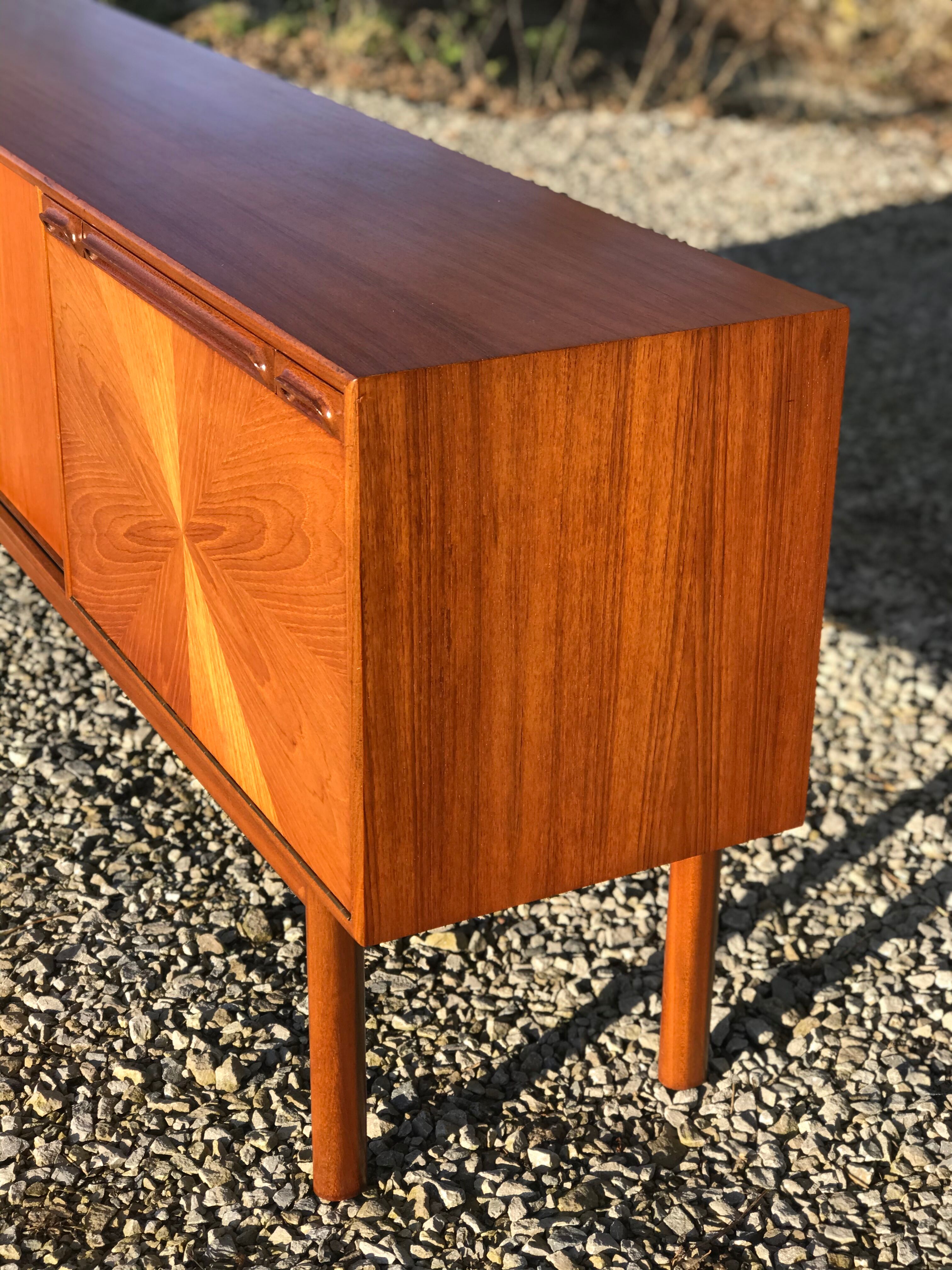 Enfilade en teck de Tom Robertson pour McIntosh années 1960, Collection Portes coulissantes Sunburst