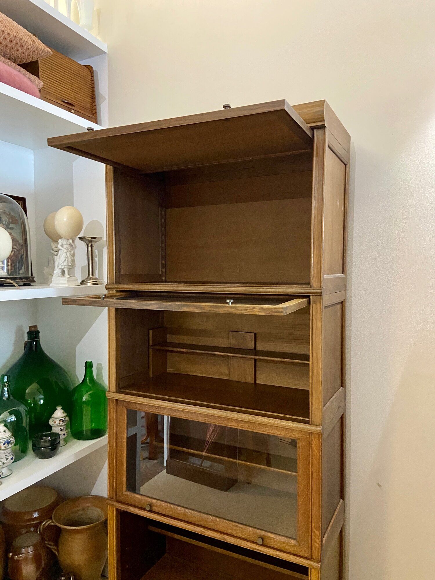 Dark wood display case 4 compartments and 1 drawer