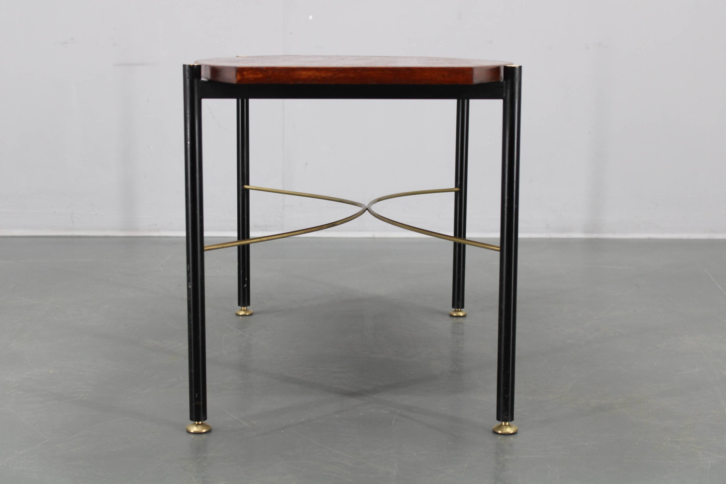 Table basse italienne des années 1970, placage en teck, piètement en métal et laiton