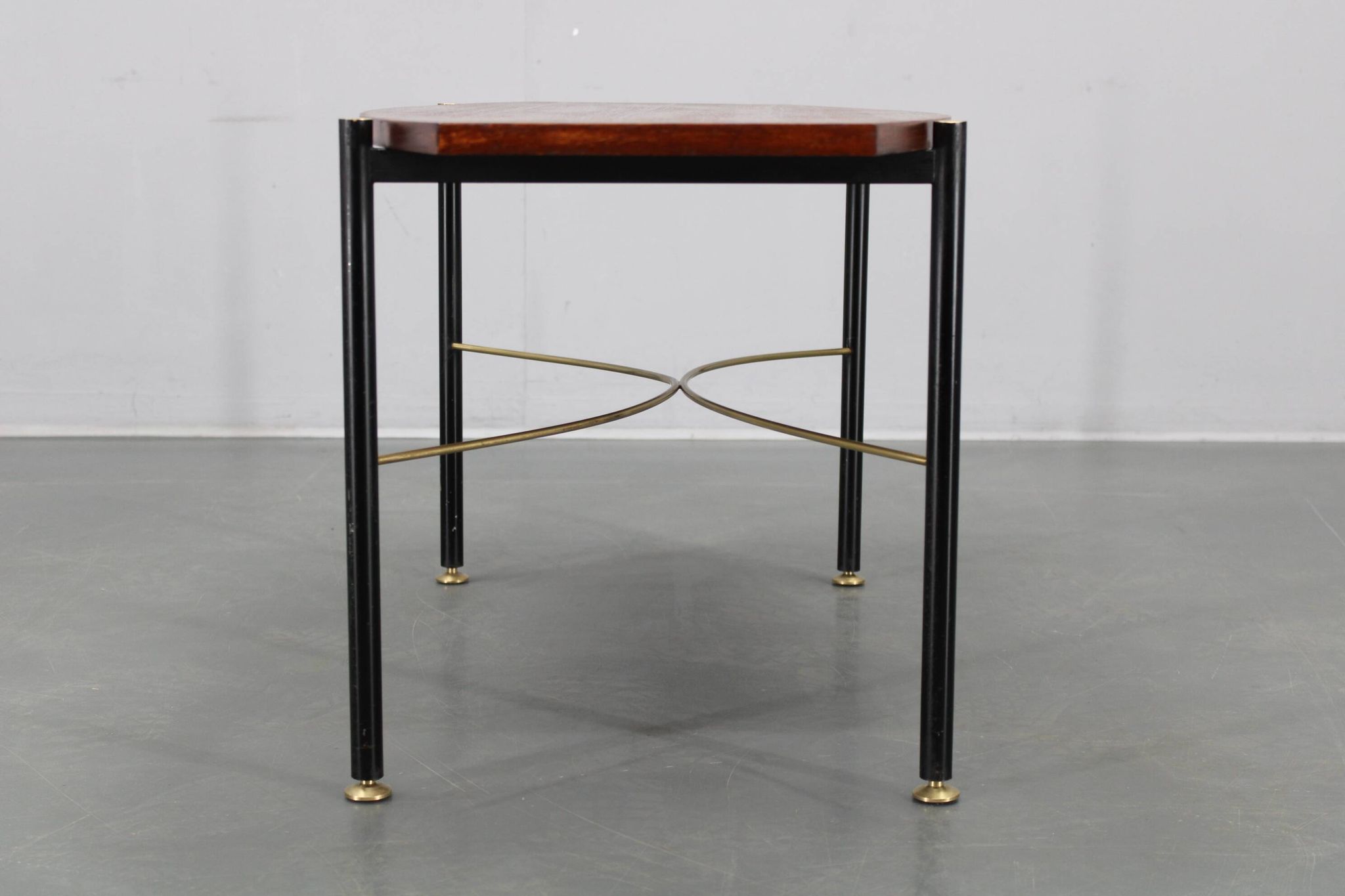 Table basse italienne des années 1970, placage en teck, piètement en métal et laiton