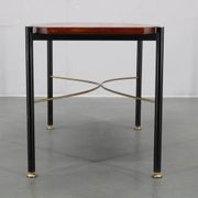 Table basse italienne des années 1970, placage en teck, piètement en métal et laiton