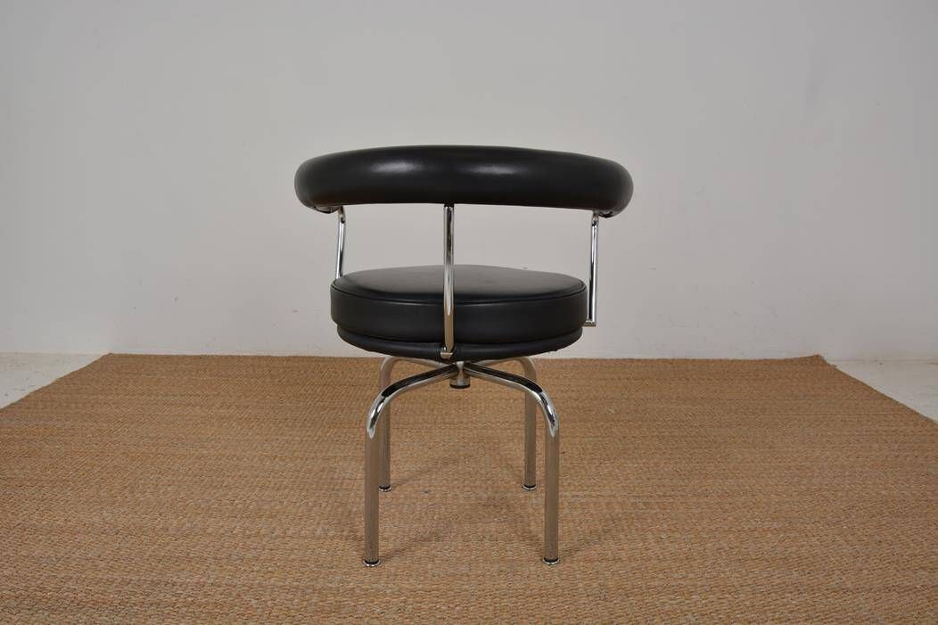 Fauteuil pivotant « LC 7 » des designers Le Corbusier, Perriand et ...
