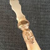 Série fourchettes et couteaux à crustacés ou dessert corne et laiton ancien