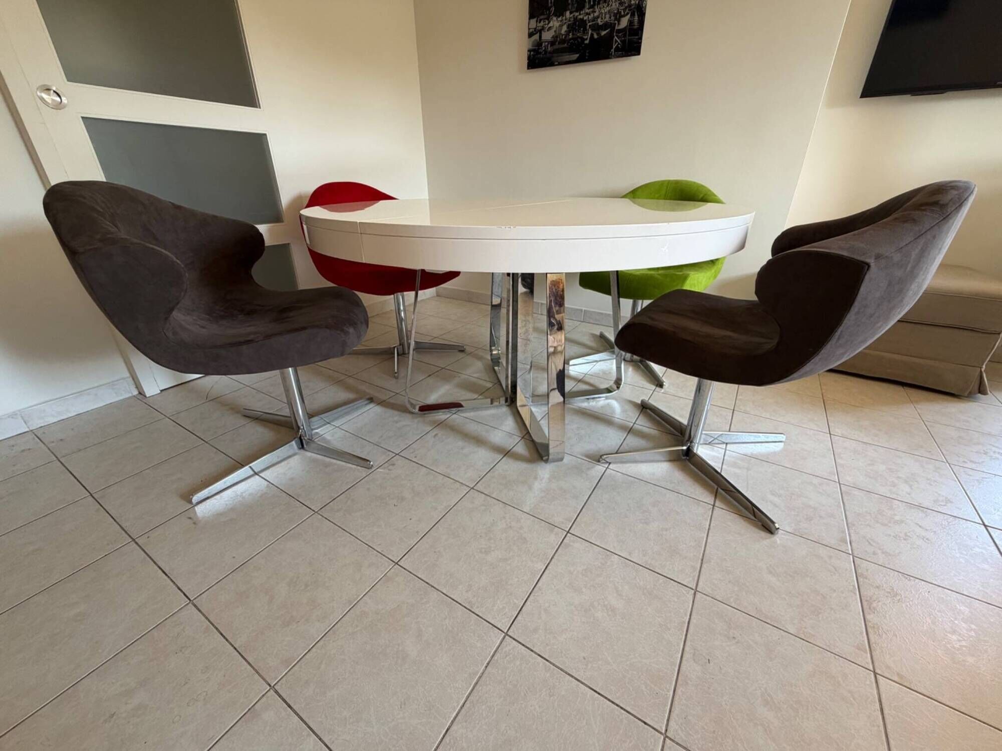 Ligne roset - ava ø130 extendable table + 4 alster chairs in alcantara