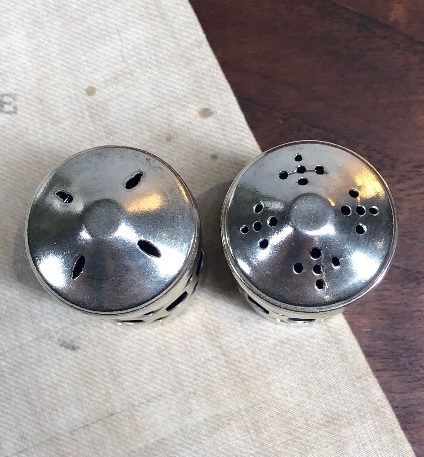 Salt and pepper shaker in metal and blue glass 1930'