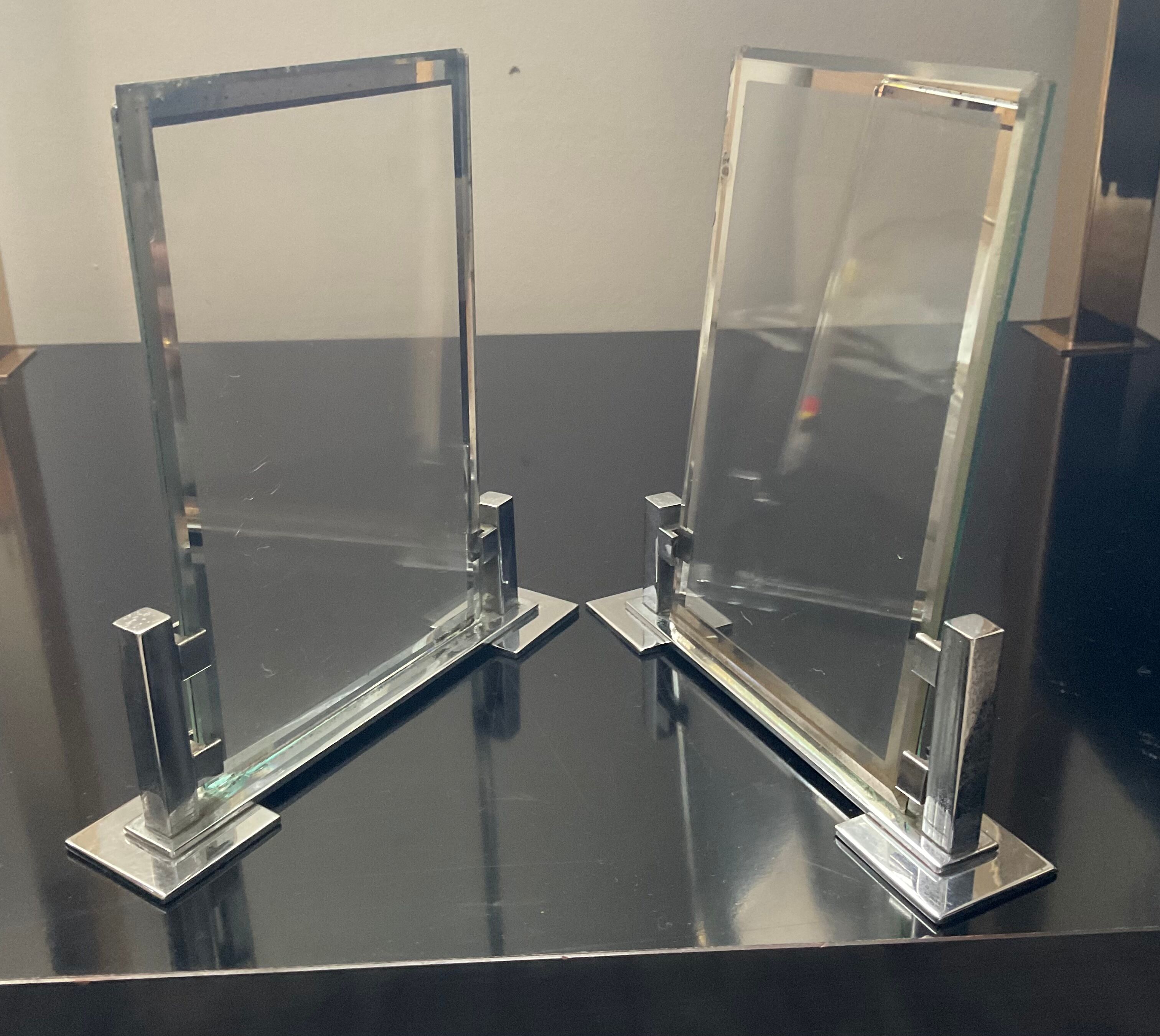 Pair of Art Deco frame to pose