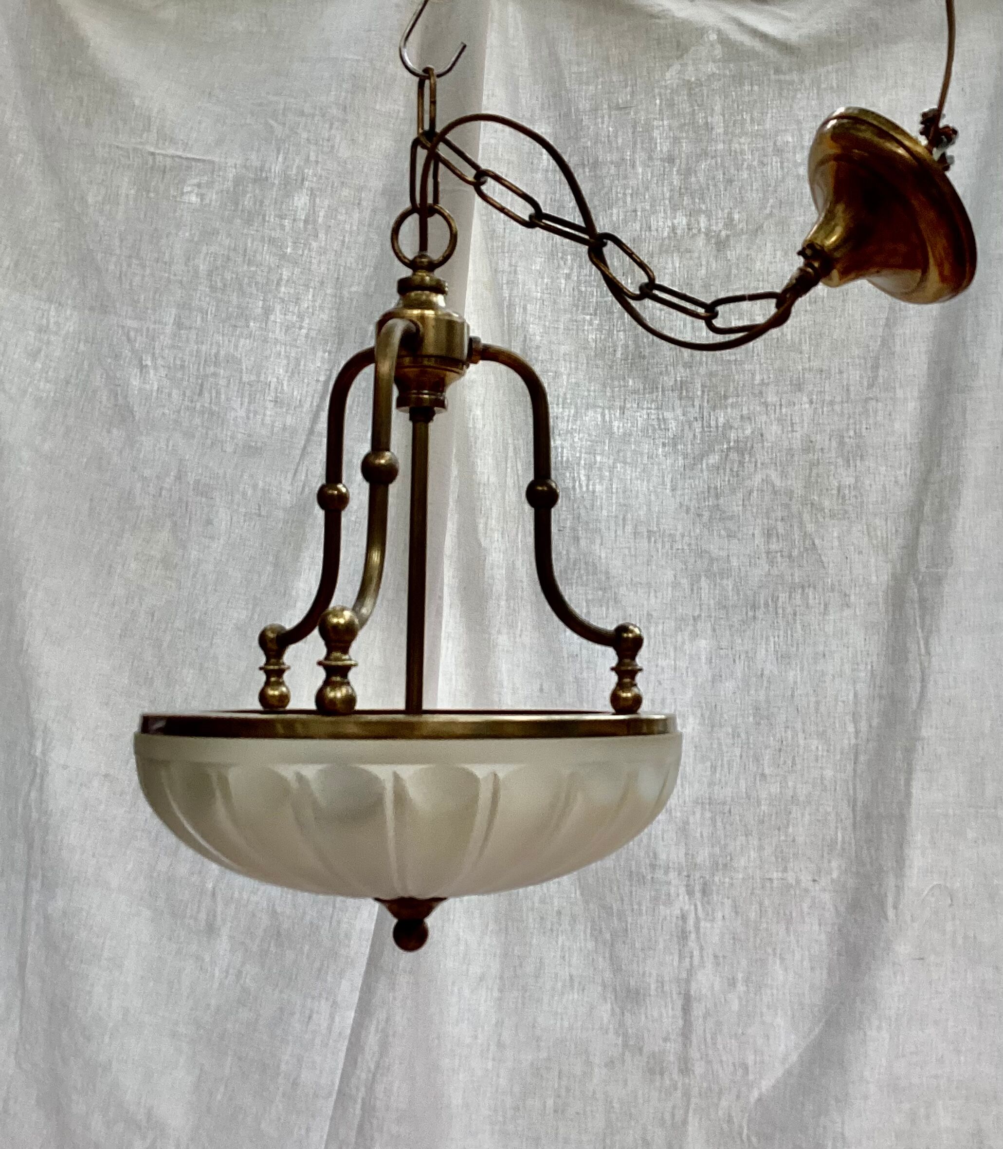 Vintage suspension in gilded brass and pressed glass