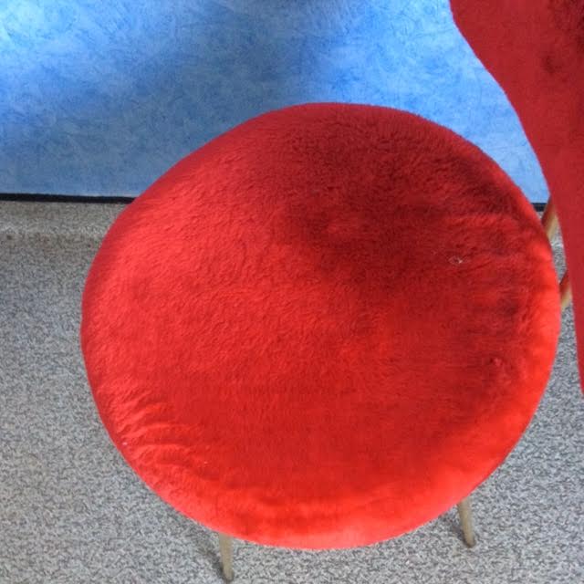 Red moumoute chair